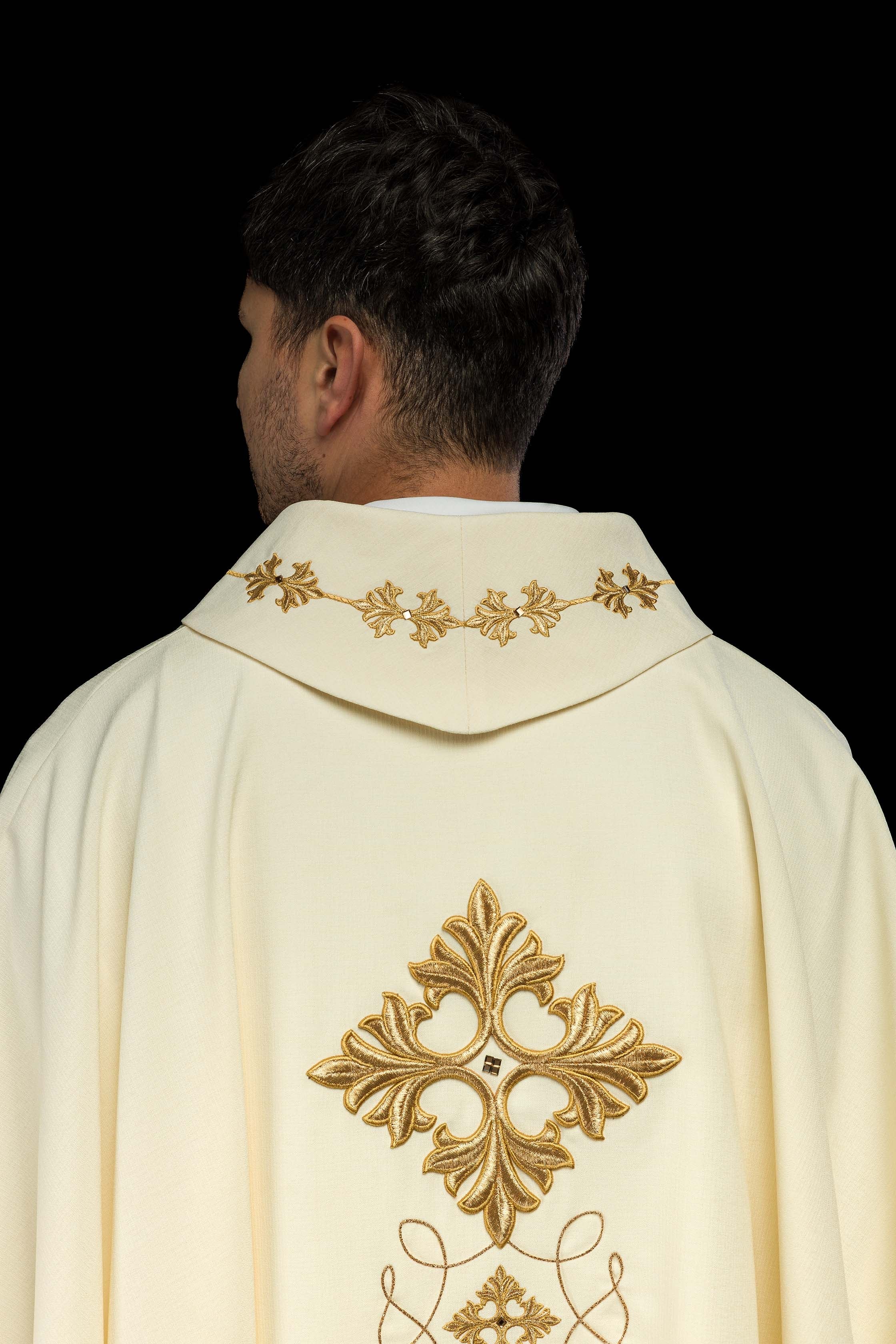 Casula ricamente bordada com cordão decorado com pedras