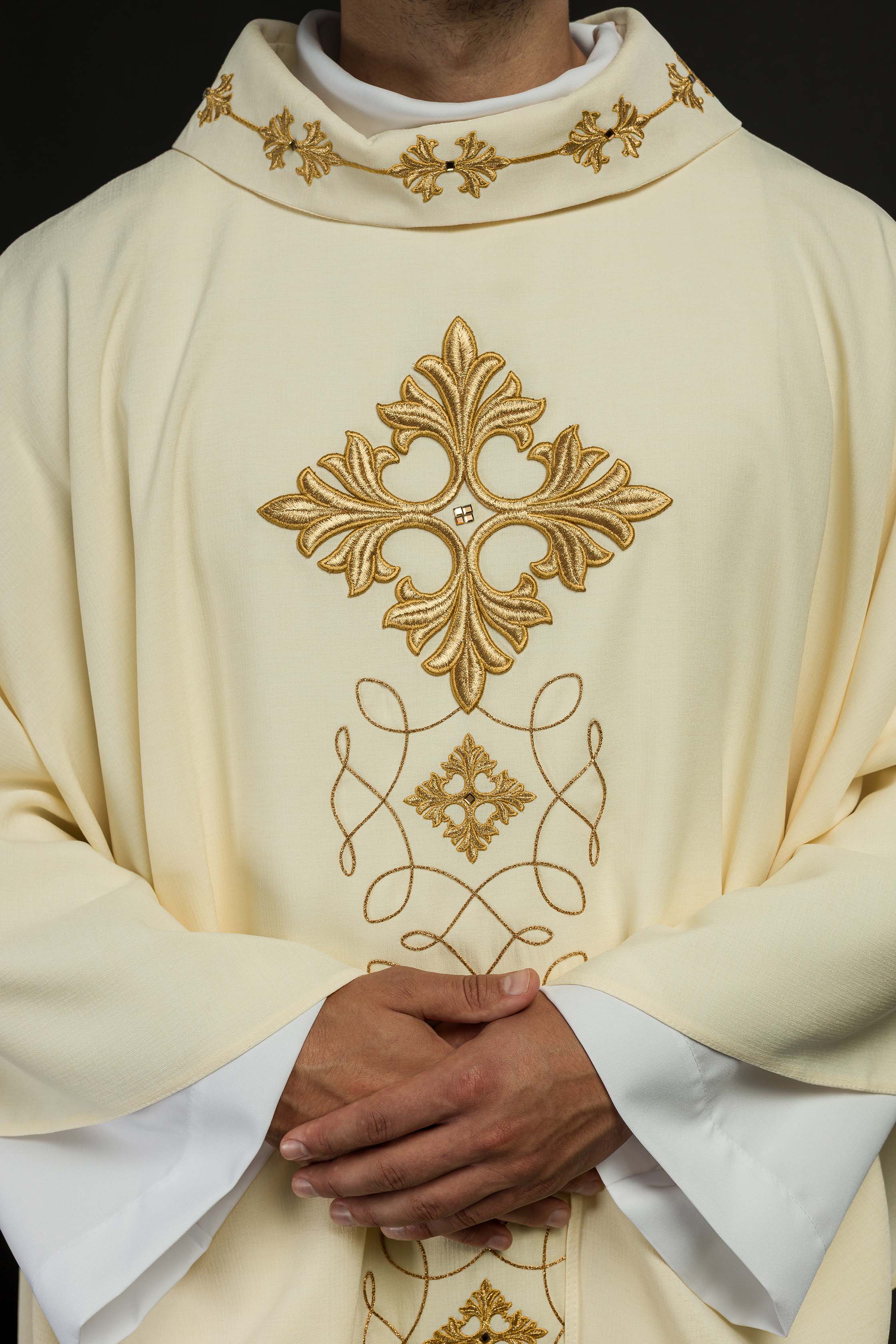 Casula ricamente bordada com cordão decorado com pedras