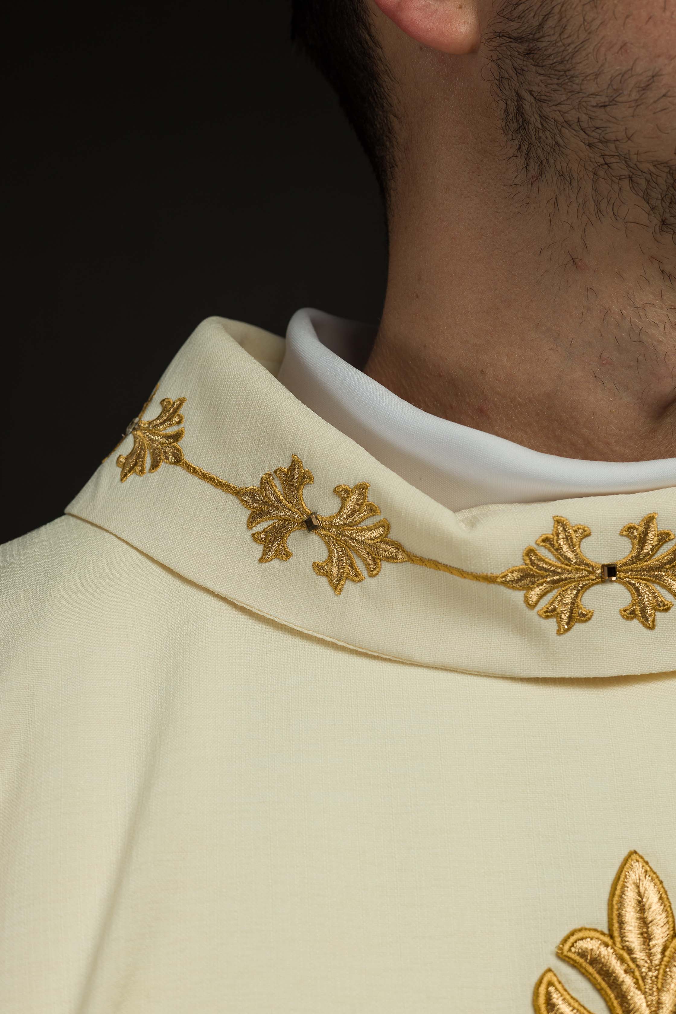 Casula ricamente bordada com cordão decorado com pedras