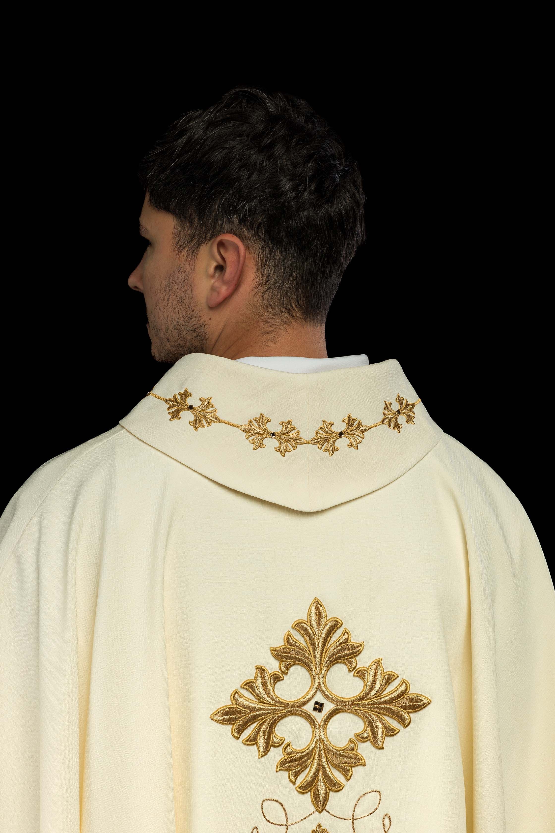 Casula ricamente bordada com cordão decorado com pedras