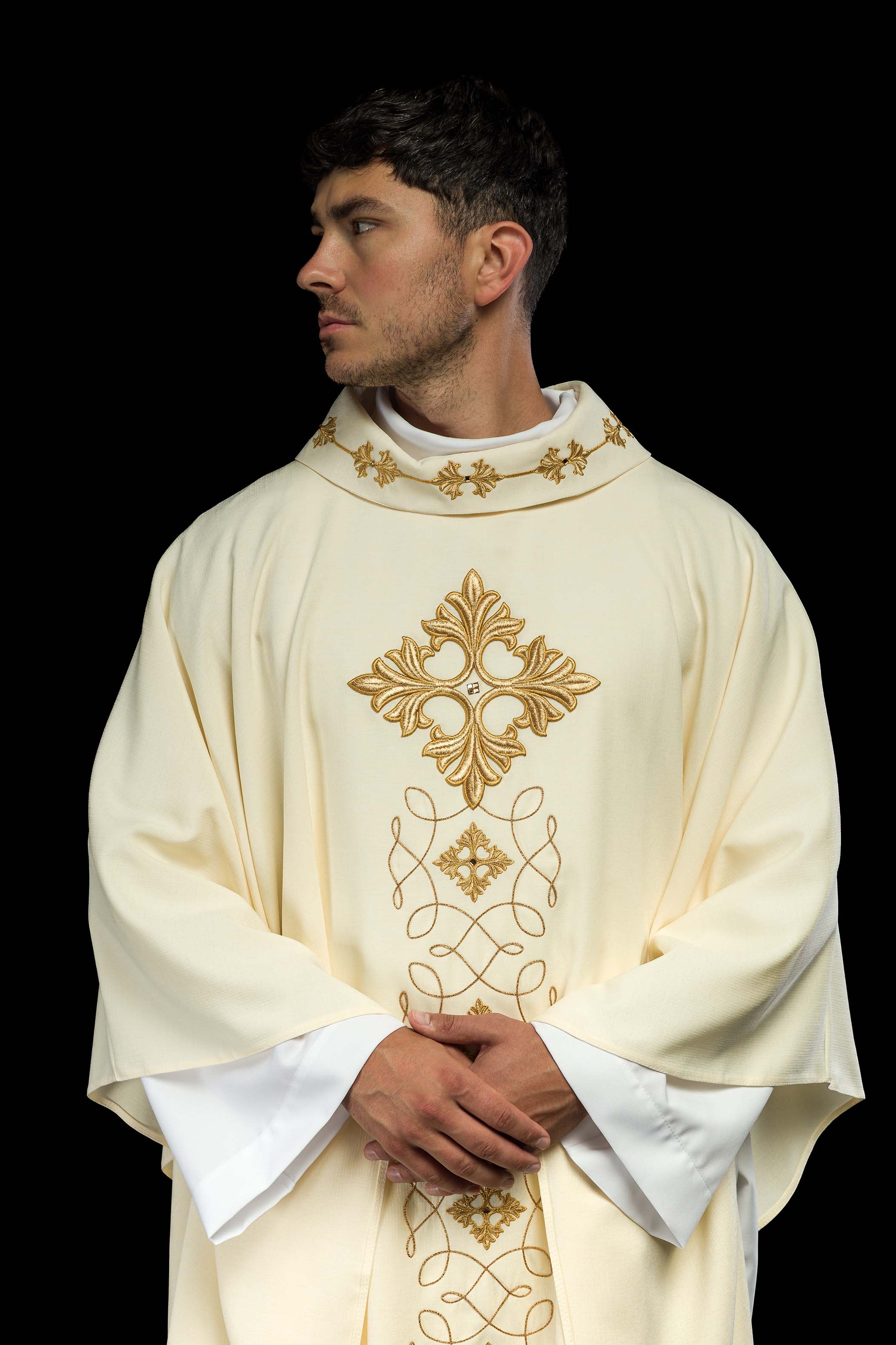 Casula de marfim ricamente bordada e decorada com pedras