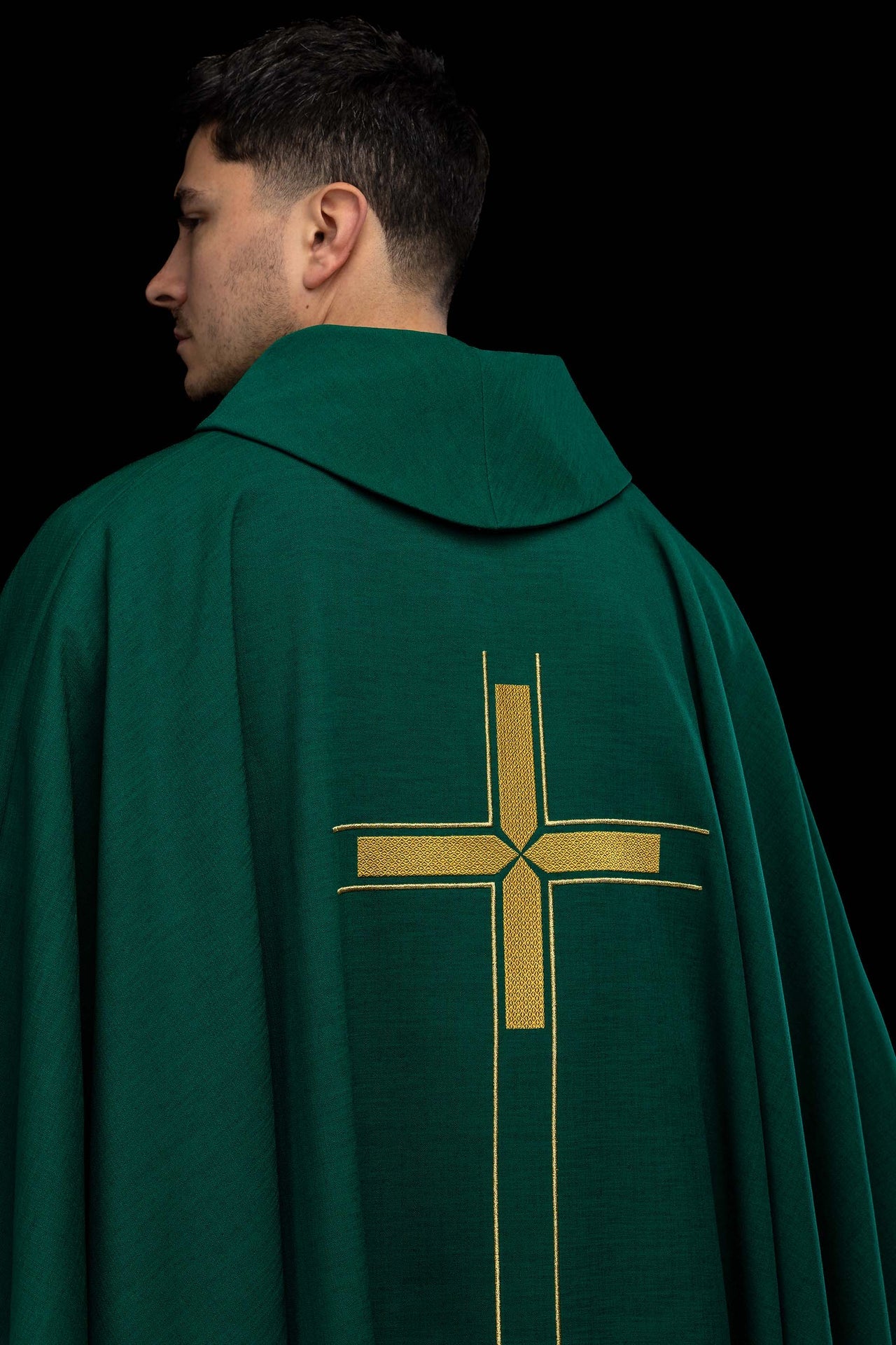 Casulla verde con motivo de cruz bordado