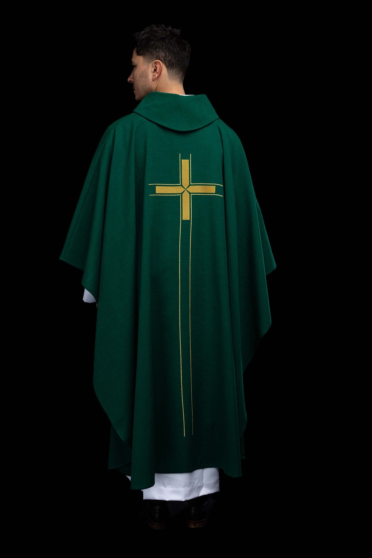 Casulla verde con motivo de cruz bordado