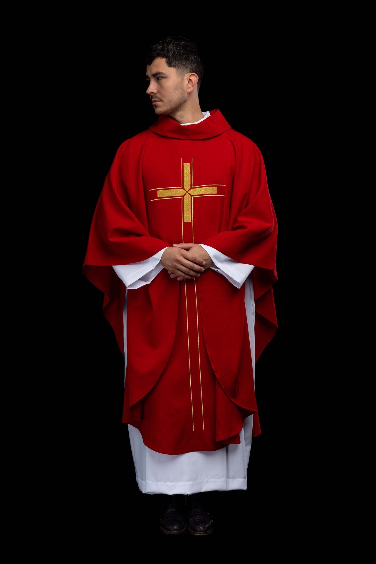 Casulla roja con motivo de cruz bordado