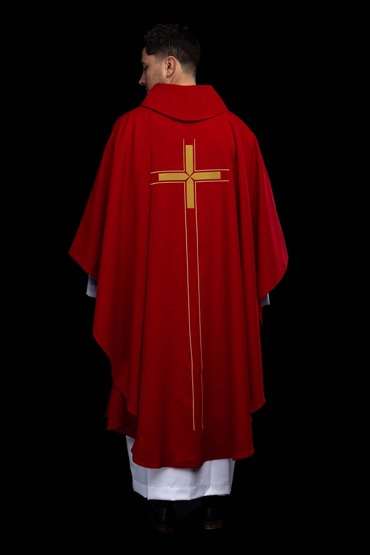 Casulla roja con motivo de cruz bordado