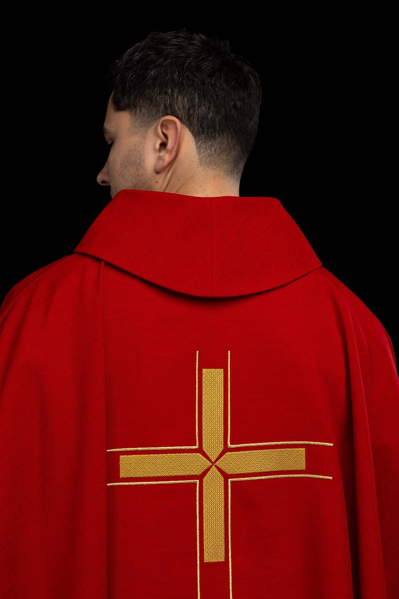 Casulla roja con motivo de cruz bordado