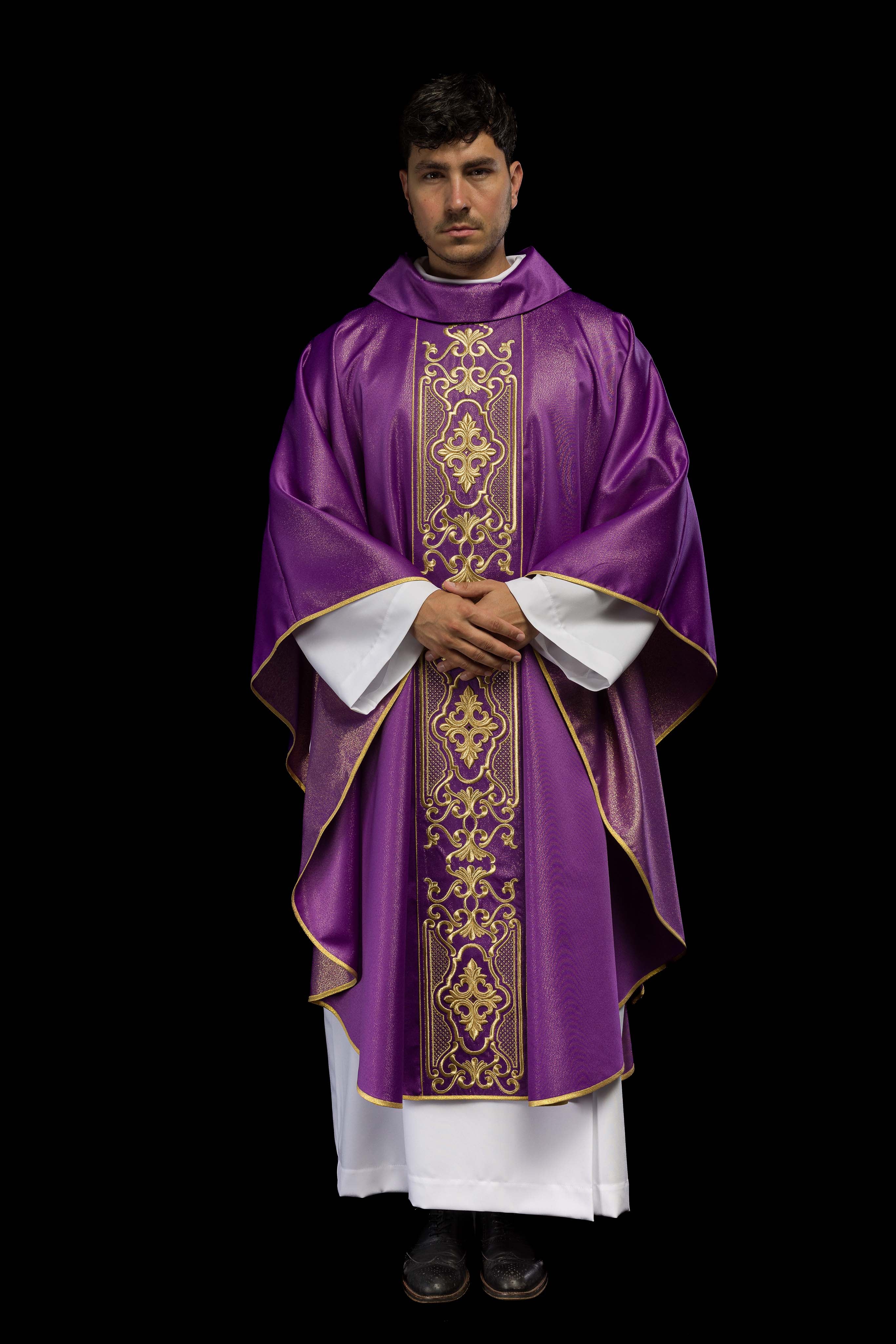 Casula ricamente bordada e roxa brilhante