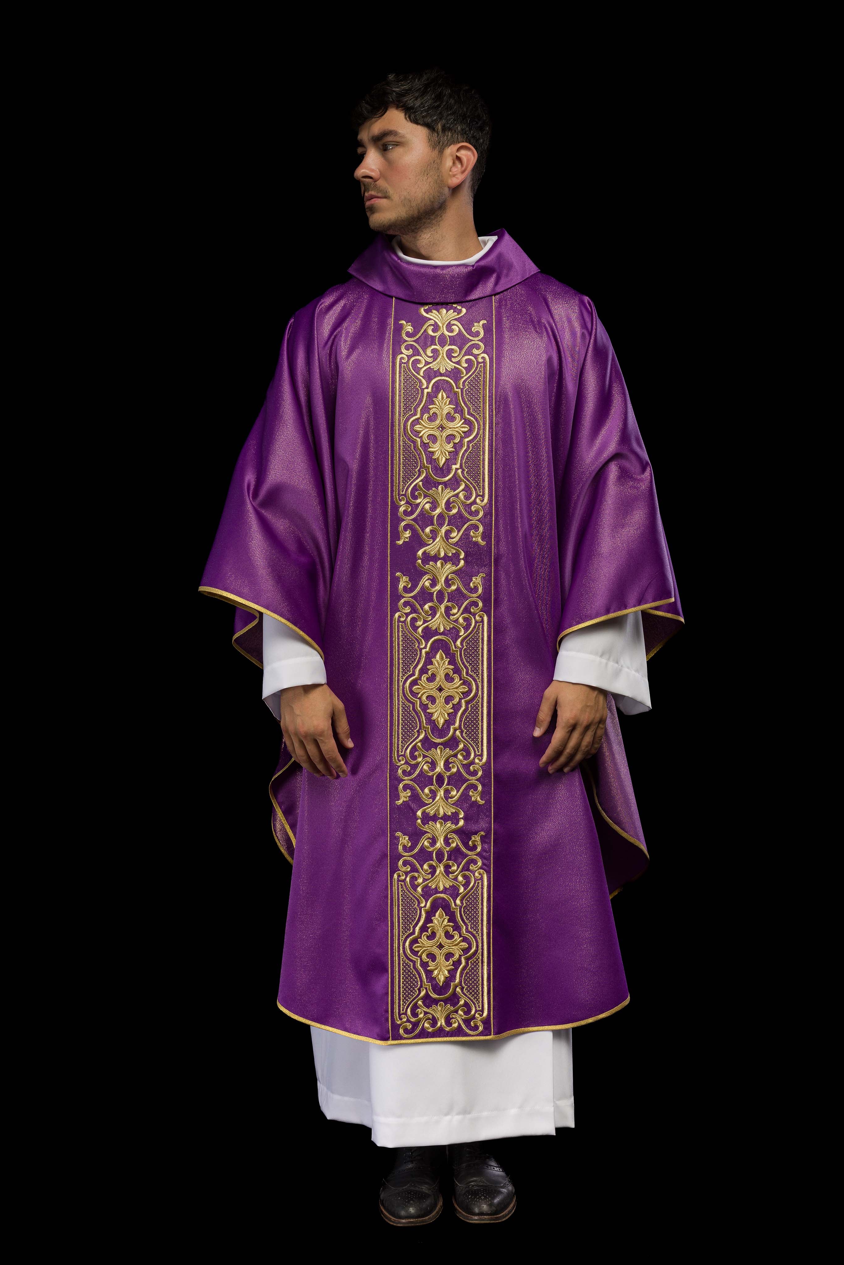 Casula ricamente bordada e roxa brilhante