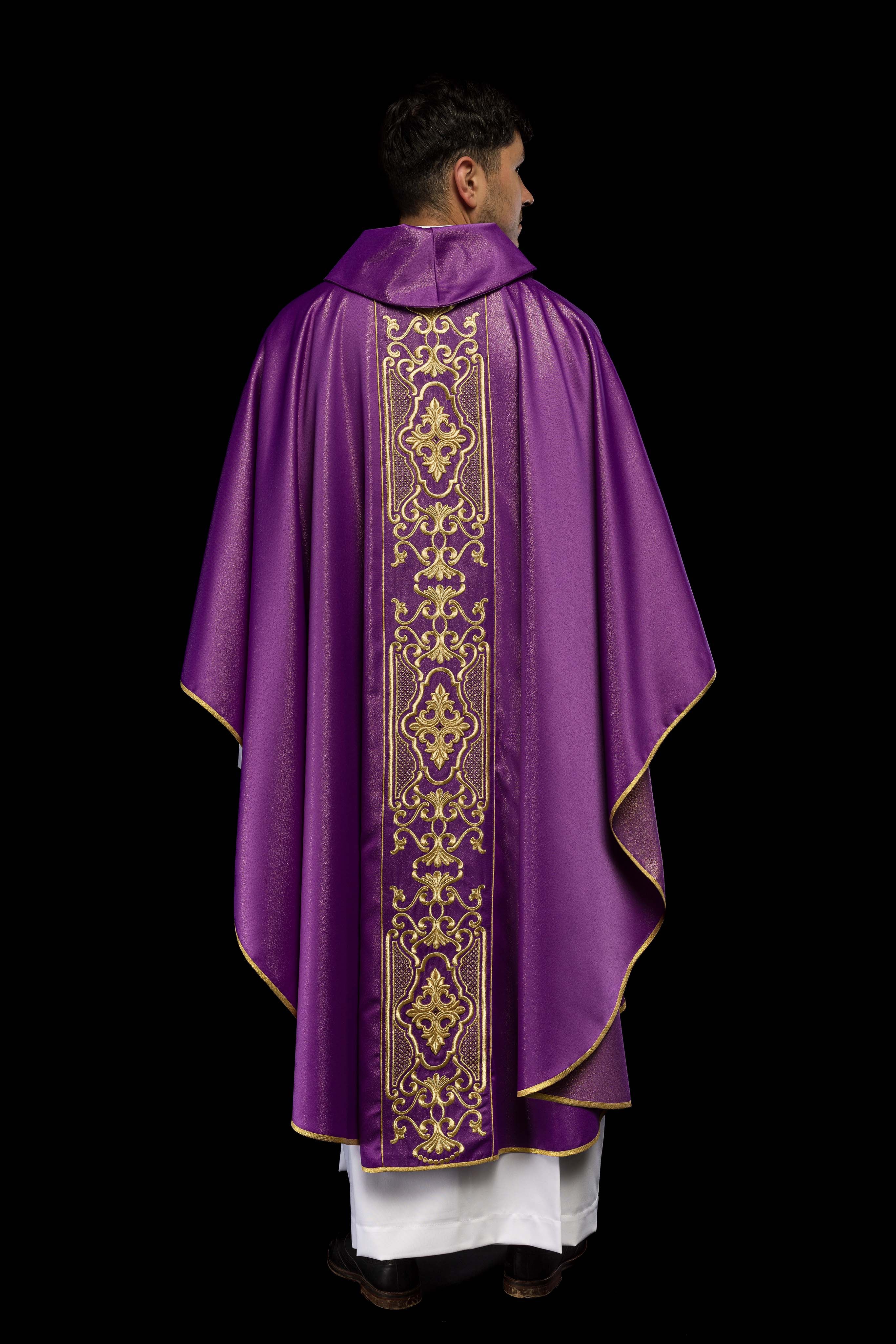 Casula ricamente bordada e roxa brilhante