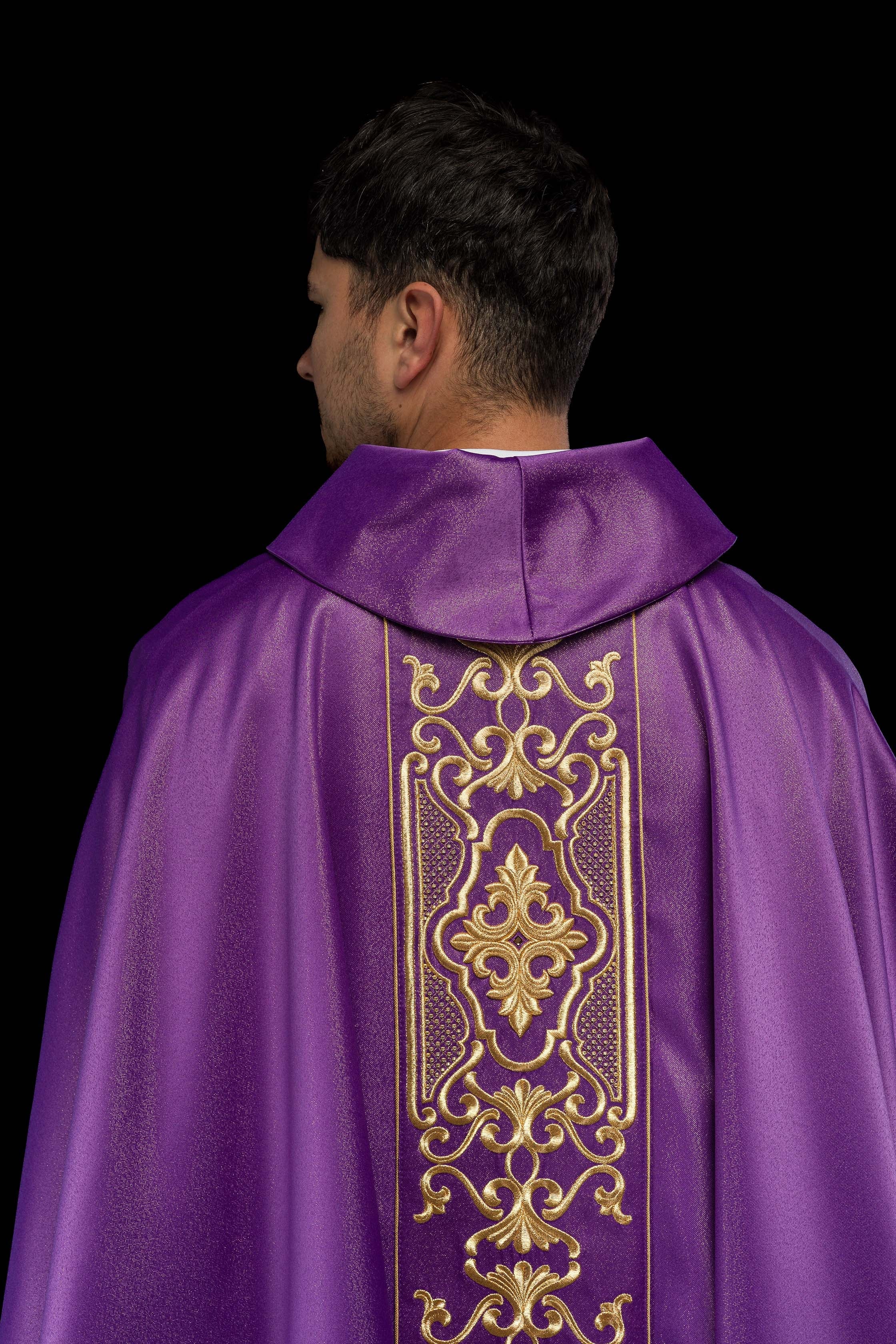 Casula Roxo Ricamente Bordado e Brilhante