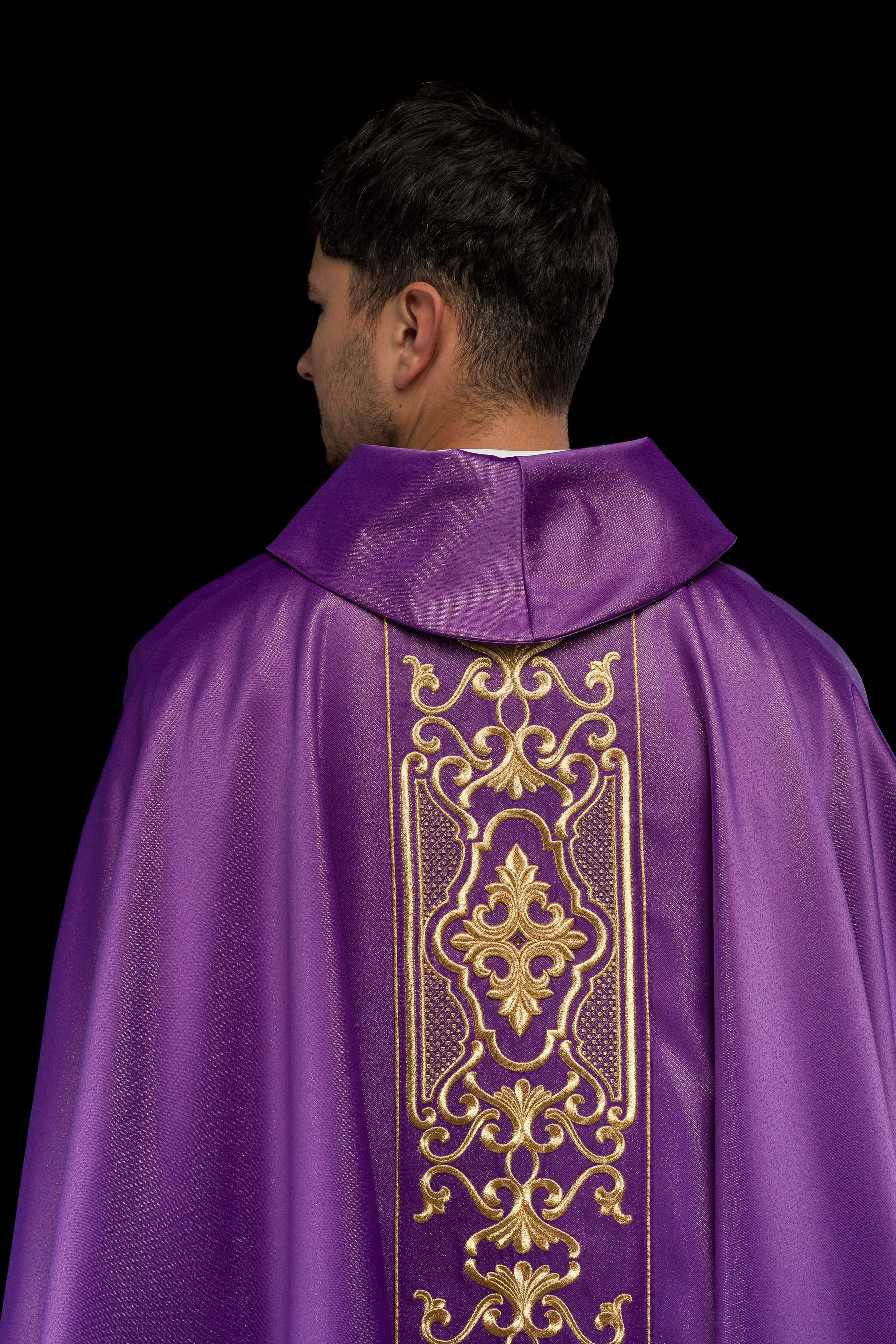 Casula ricamente bordada e roxa brilhante