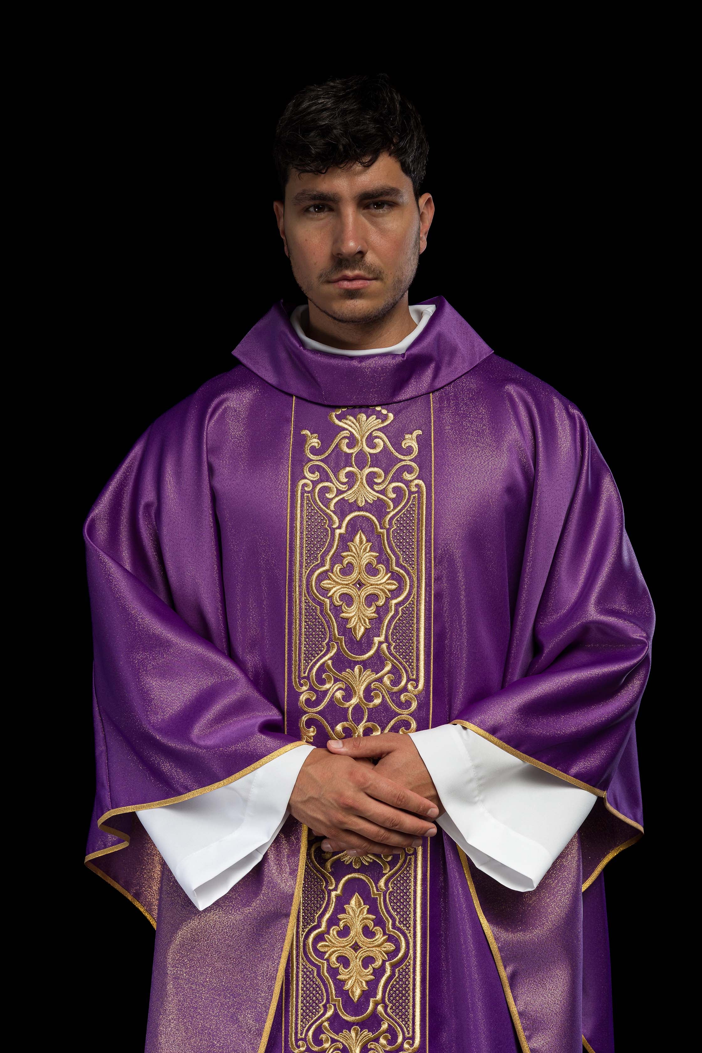 Casula ricamente bordada e roxa brilhante