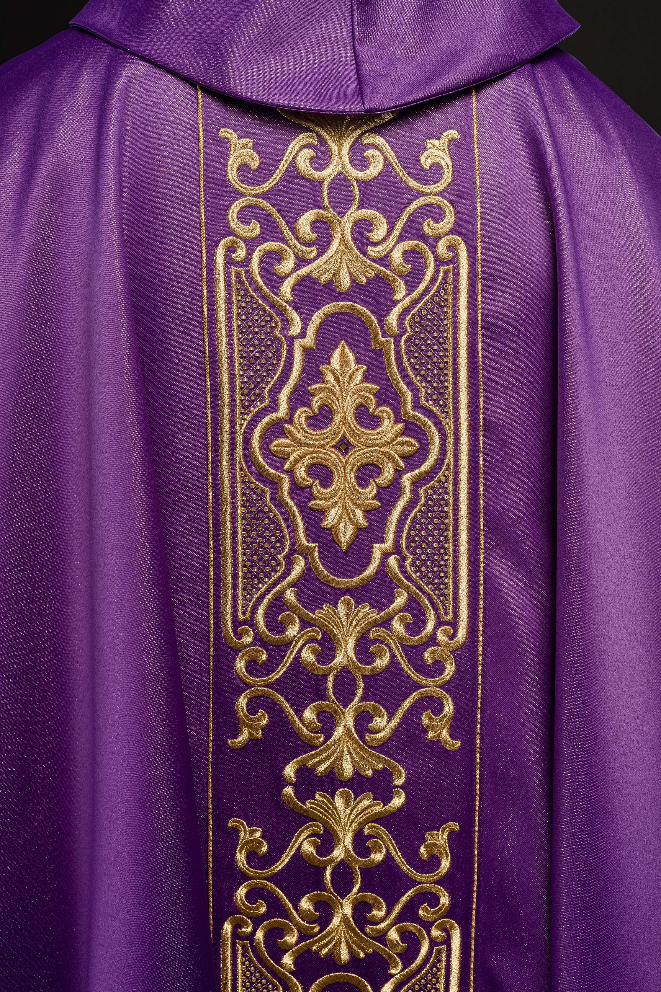 Casula ricamente bordada e roxa brilhante