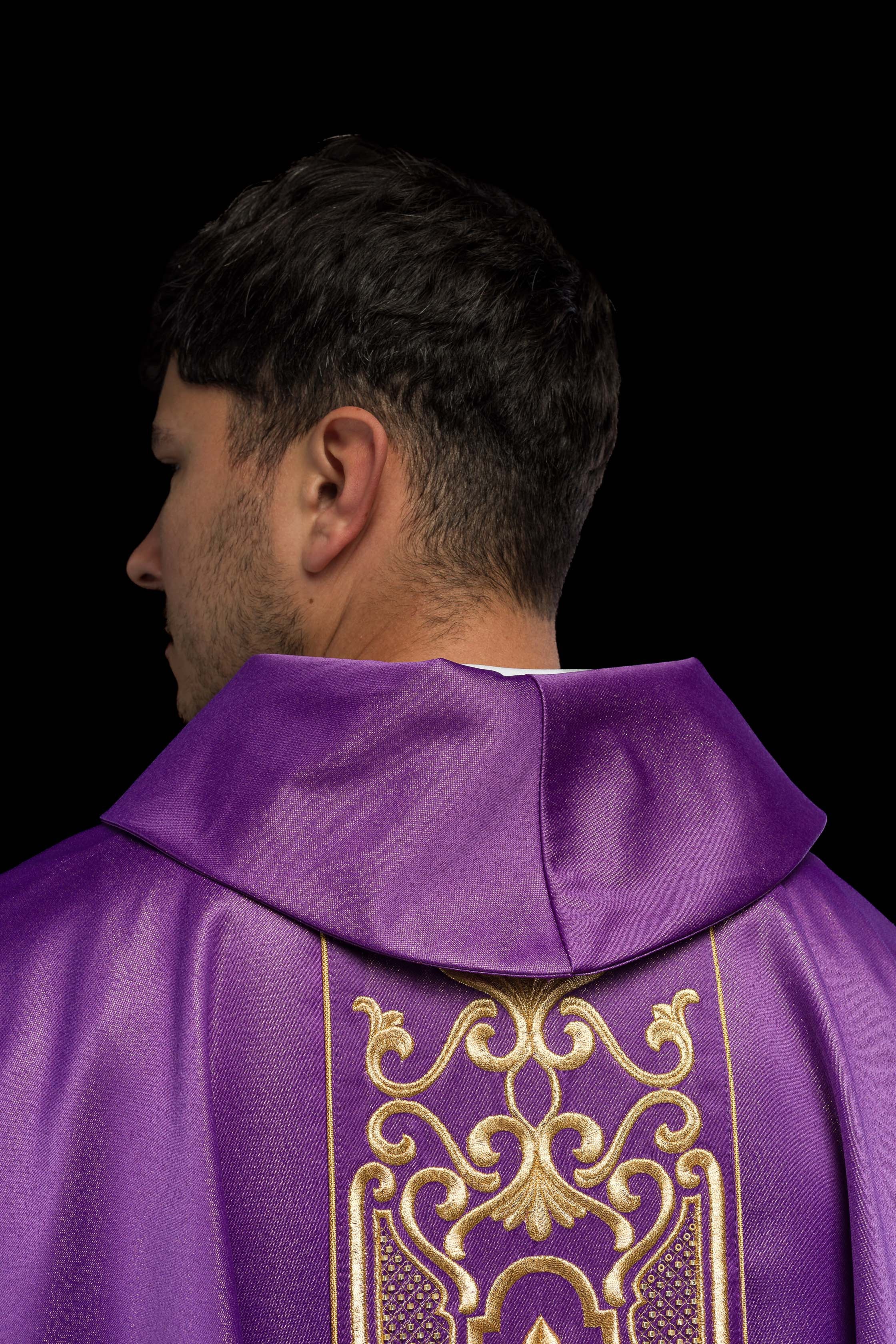 Casula ricamente bordada e roxa brilhante