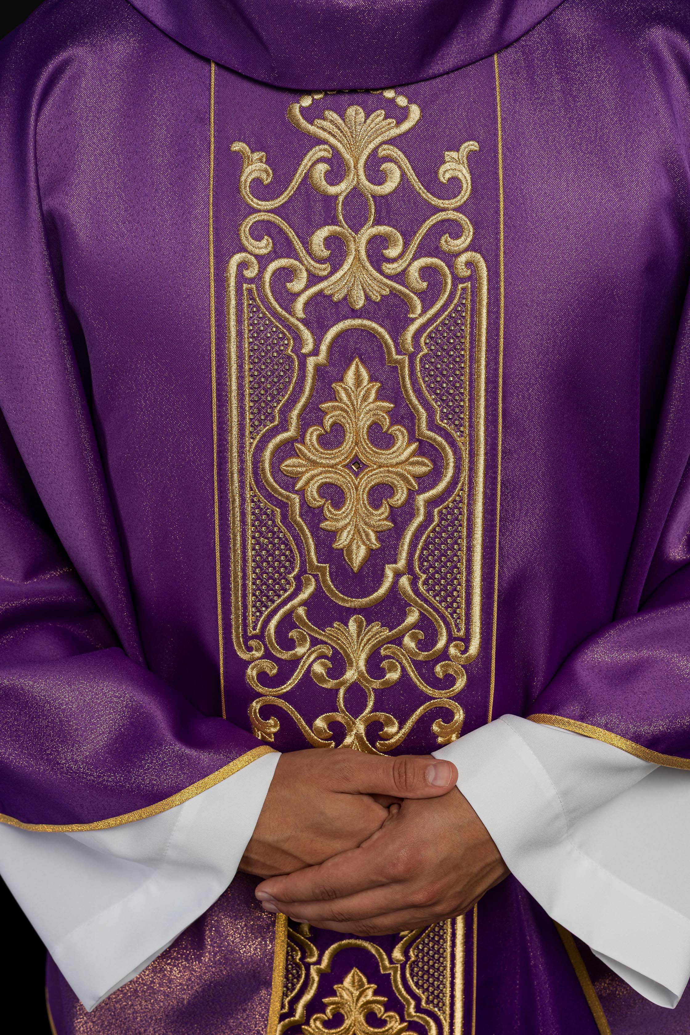 Casula ricamente bordada e roxa brilhante