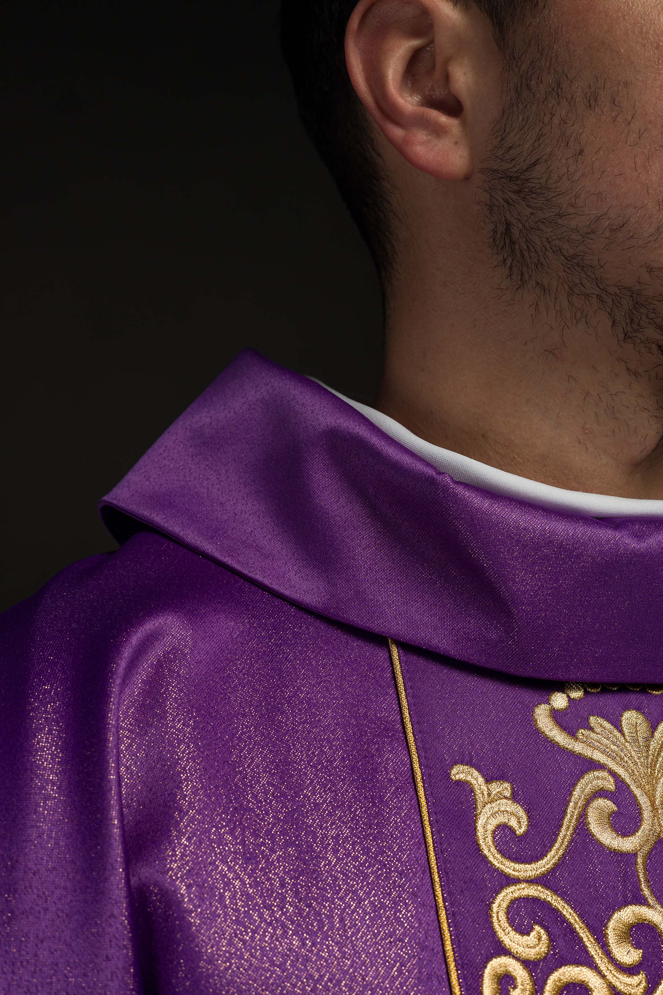 Casula ricamente bordada e roxa brilhante