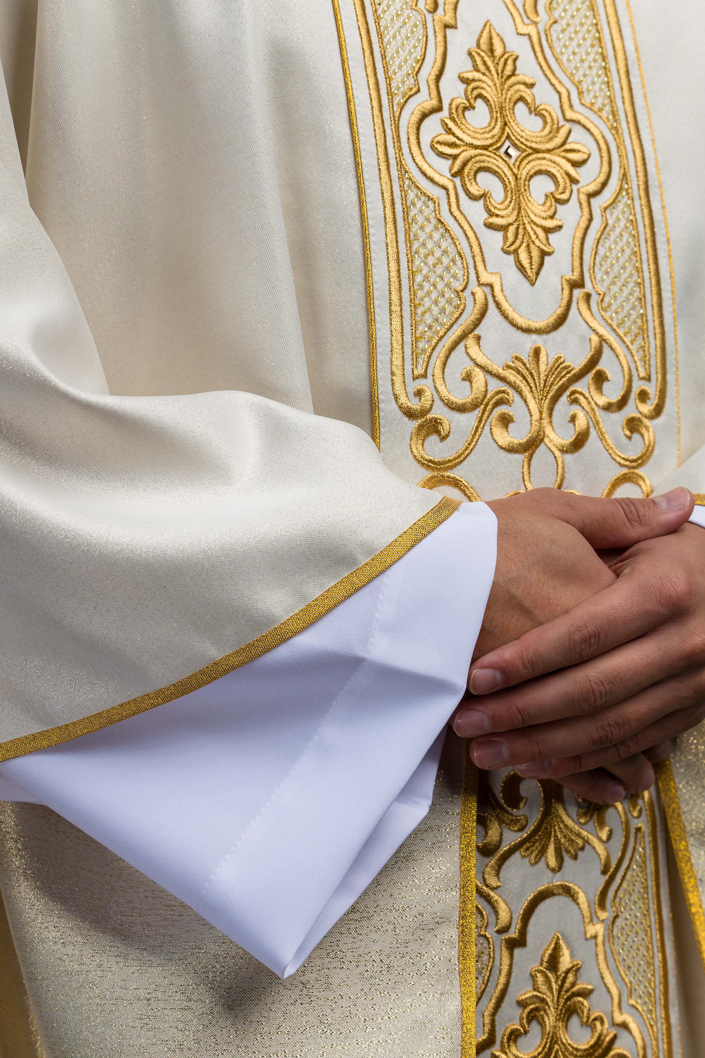 Casula de marfim ricamente bordada; tecido brilhante