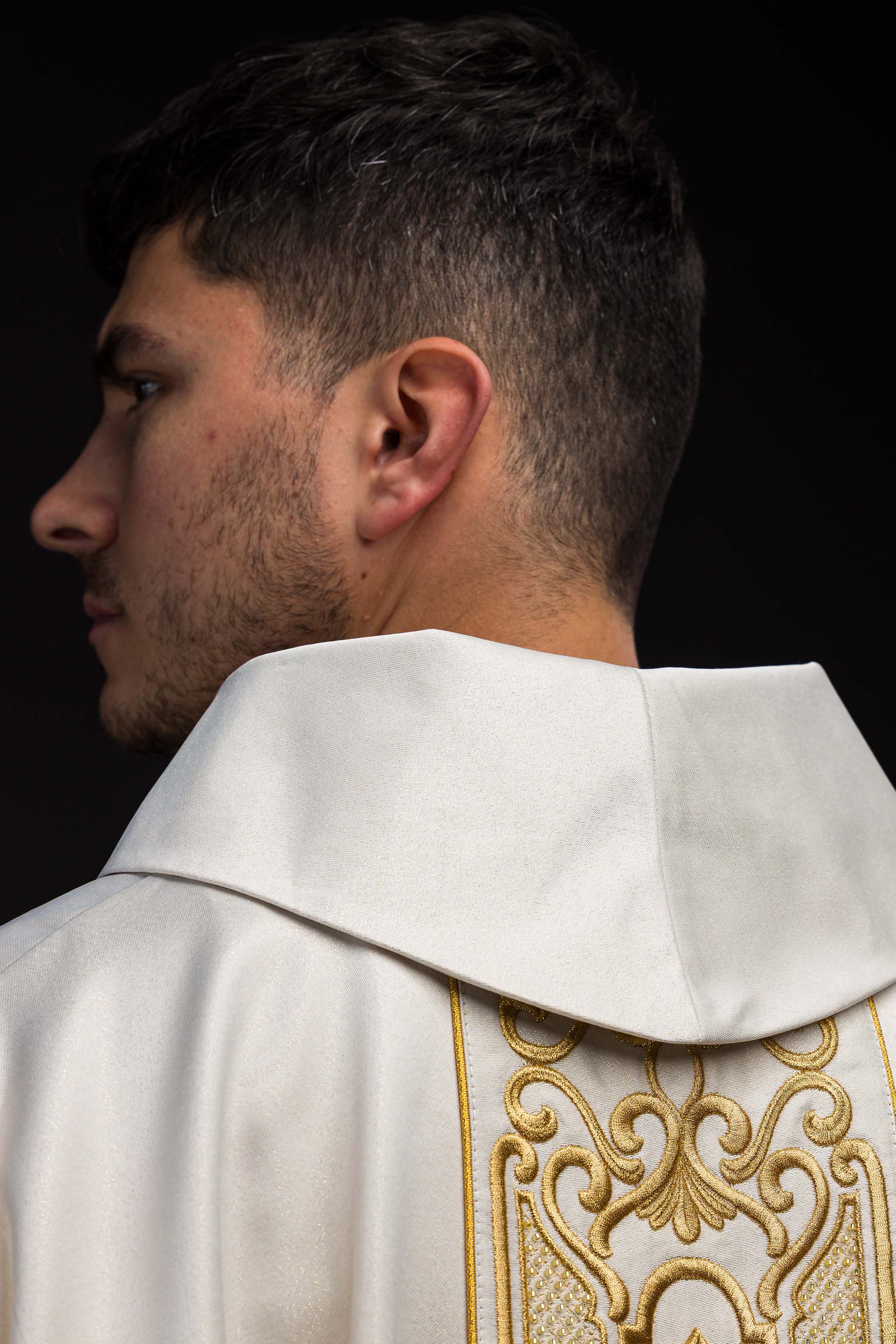 Casula de marfim ricamente bordada; tecido brilhante