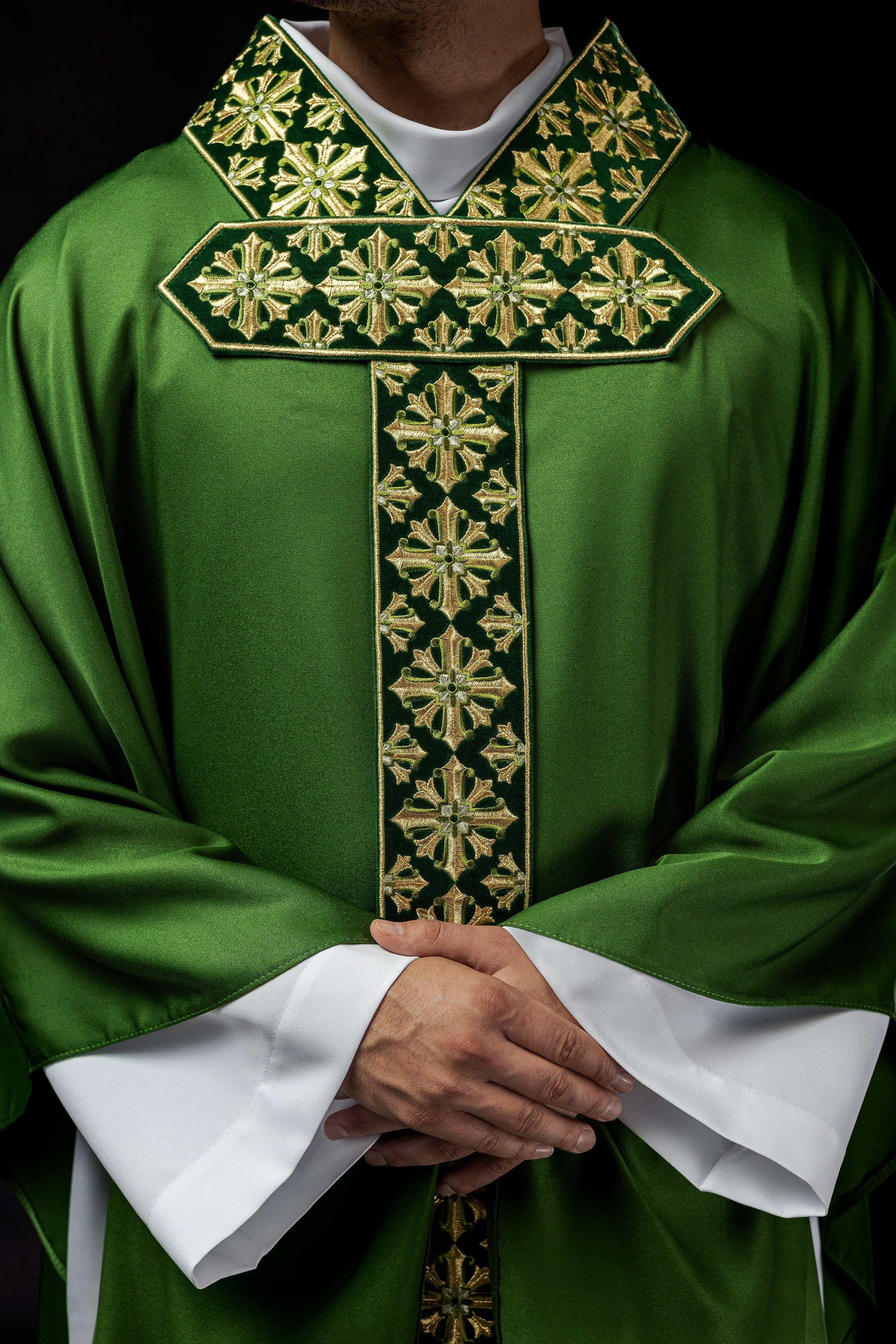 Ornat z błyszczącym haftem w kolorze zielonym - ORNATY.PL