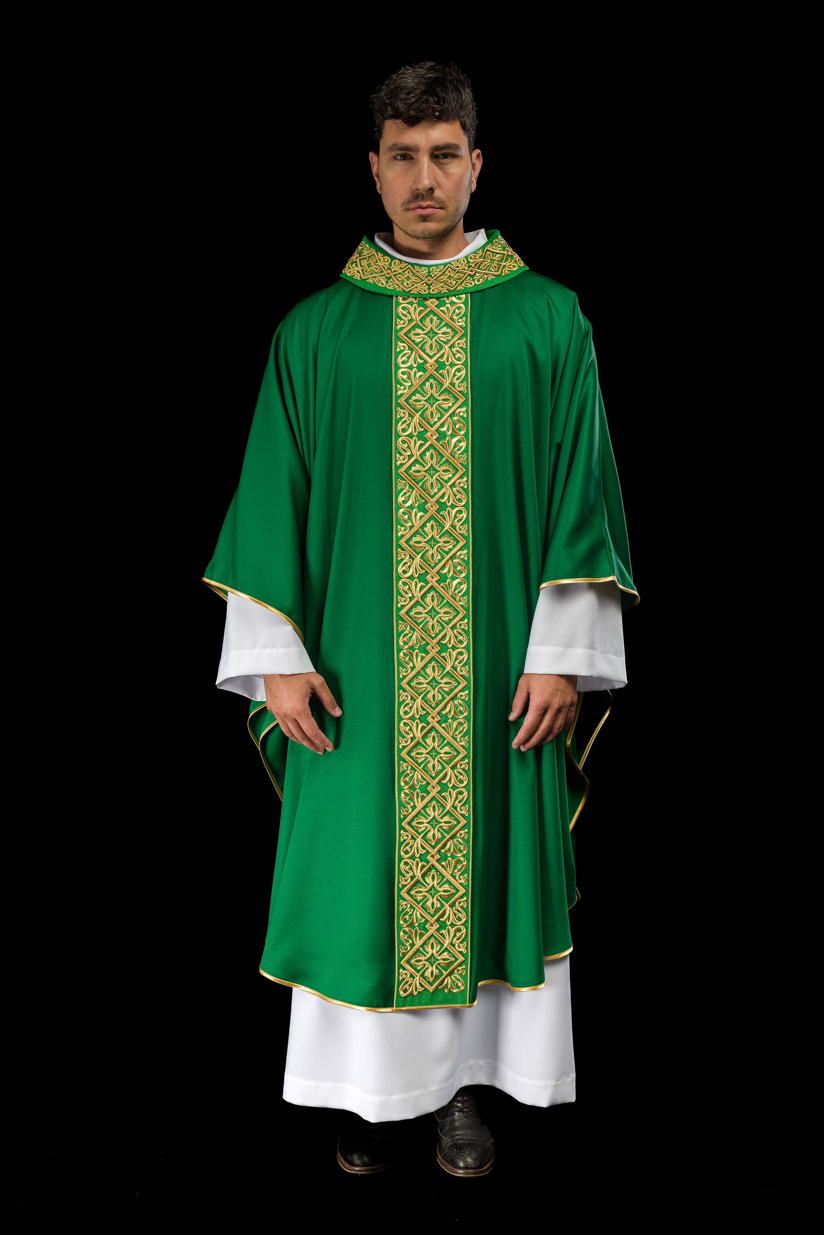 Casula verde ricamente bordada com motivos florais e cruzes
