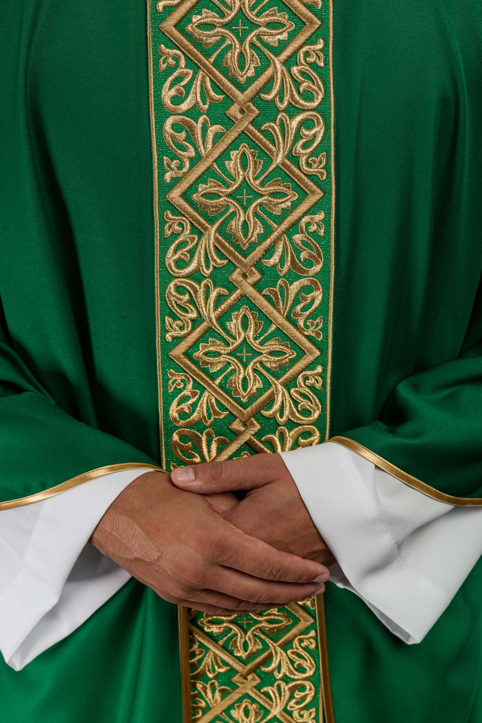 Casula verde ricamente bordada com motivos florais e cruzes