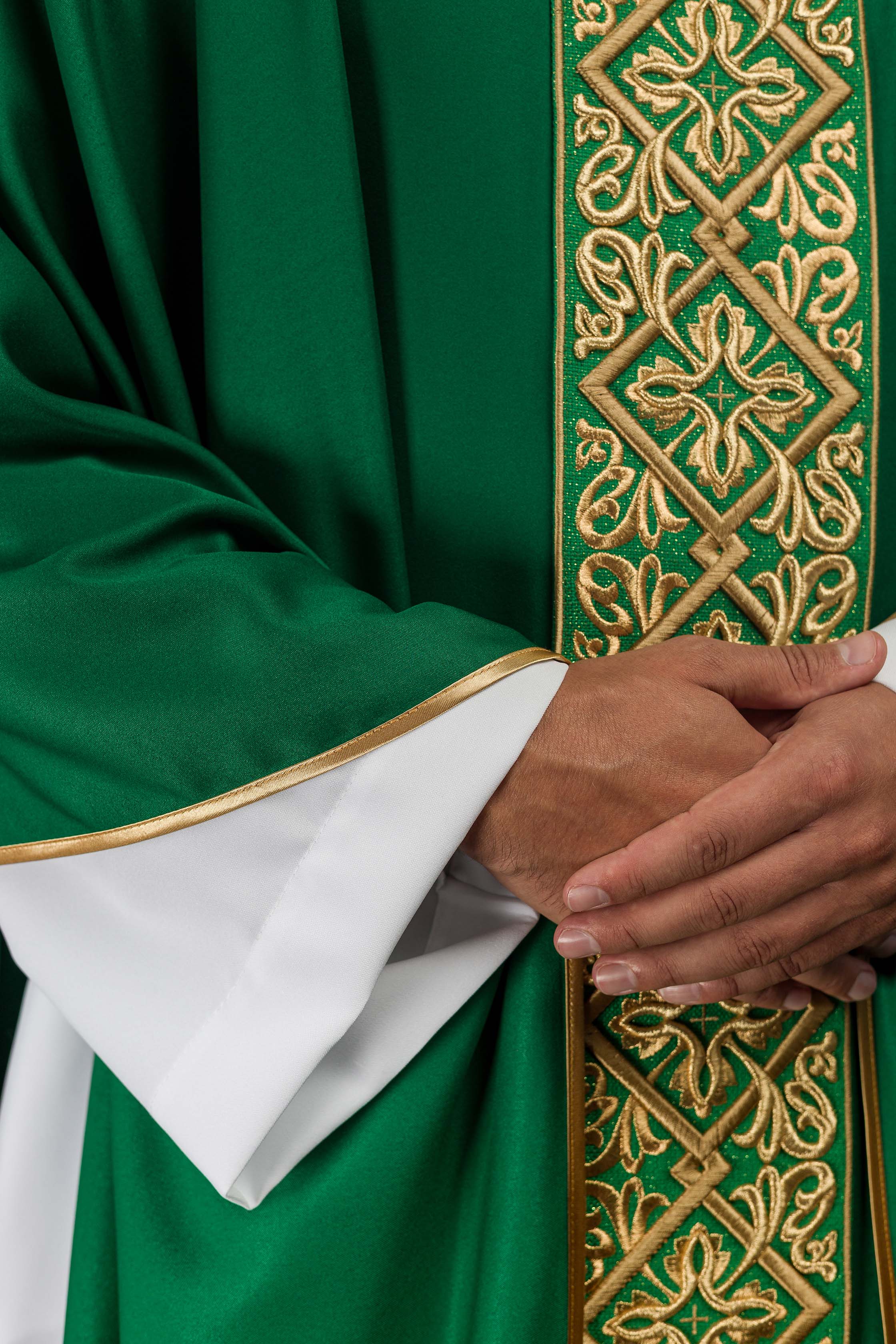 Casula verde ricamente bordada com motivos florais e cruzes