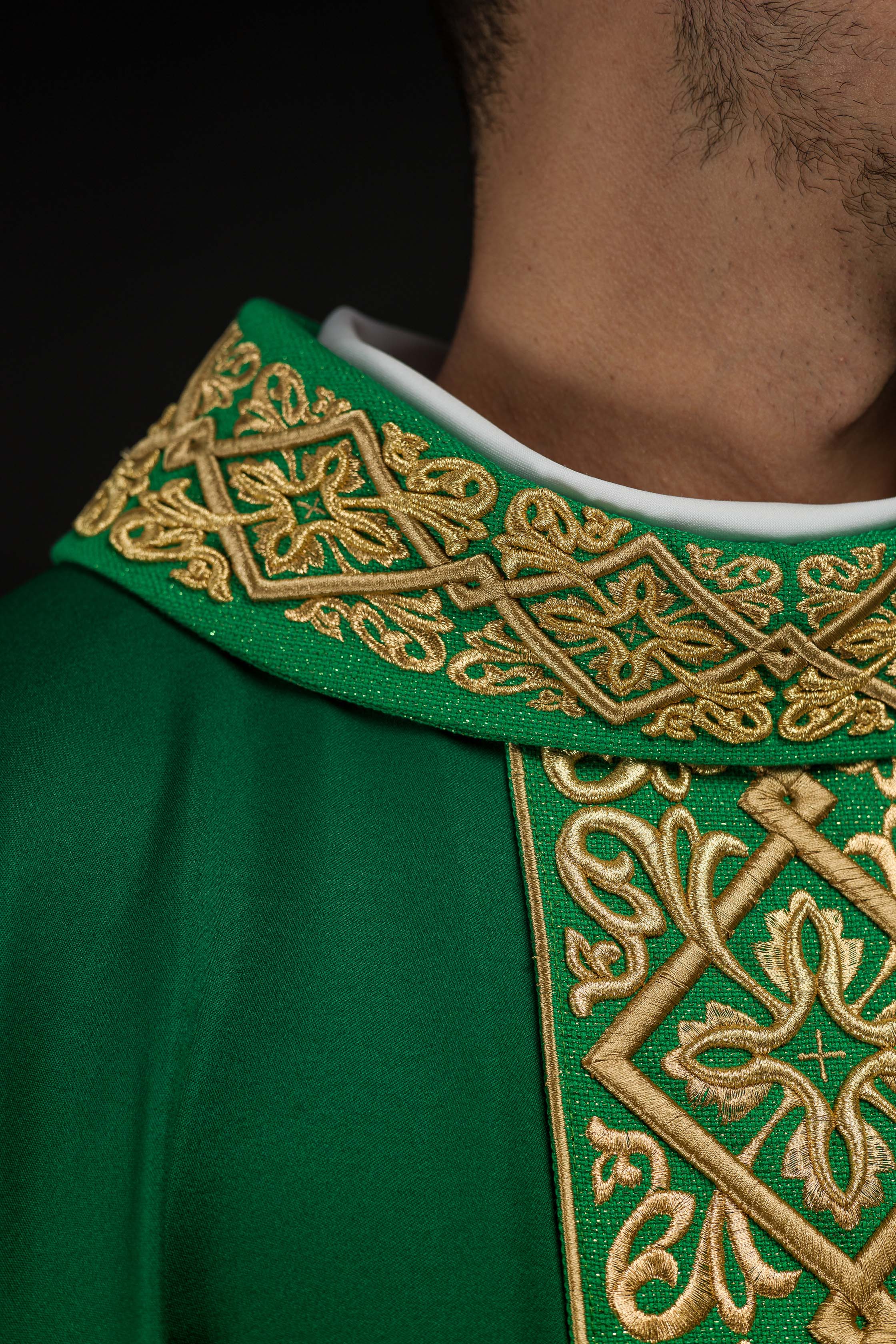 Casula verde ricamente bordada com motivos florais e cruzes