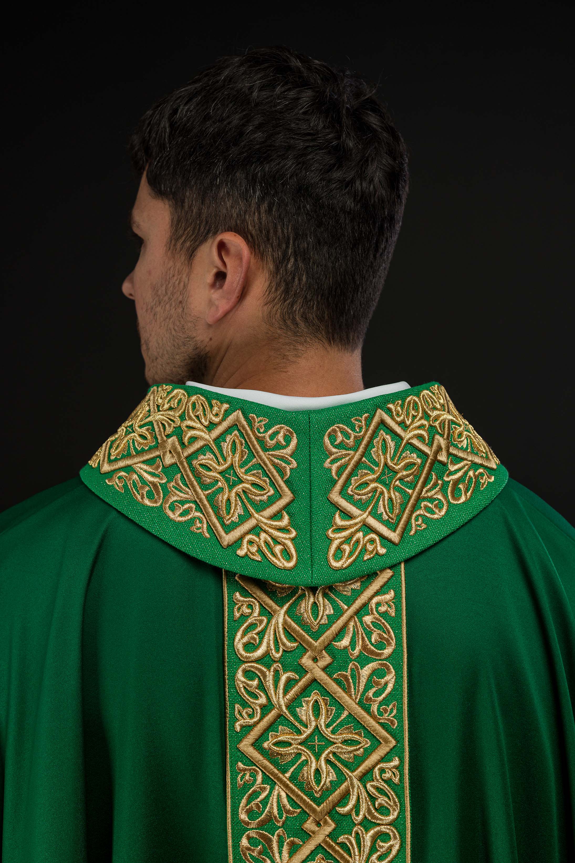 Casula verde ricamente bordada com motivos florais e cruzes