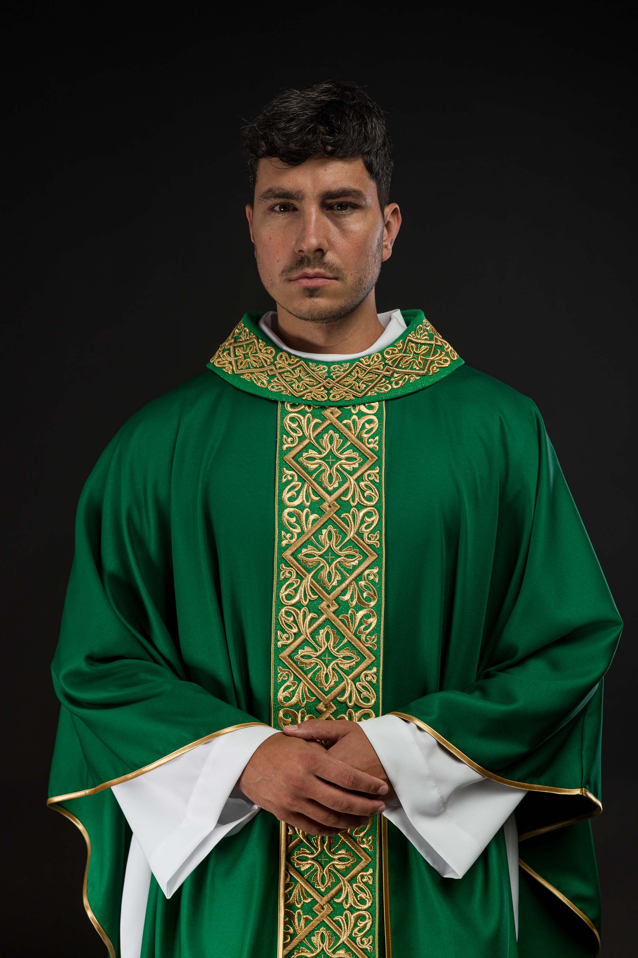 Casula verde ricamente bordada com motivos florais e cruzes