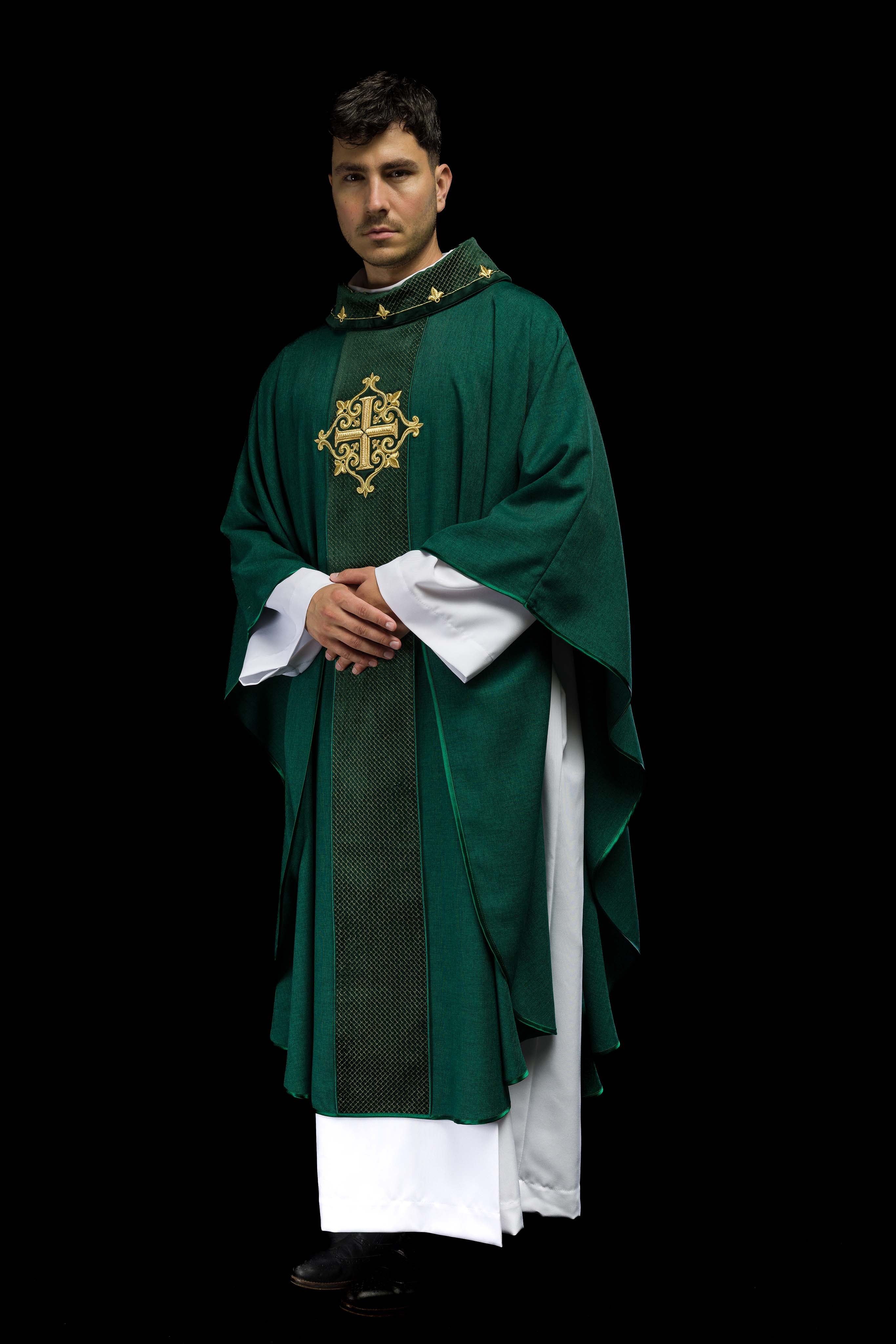 Casula verde com trança de veludo ricamente bordada Cruz
