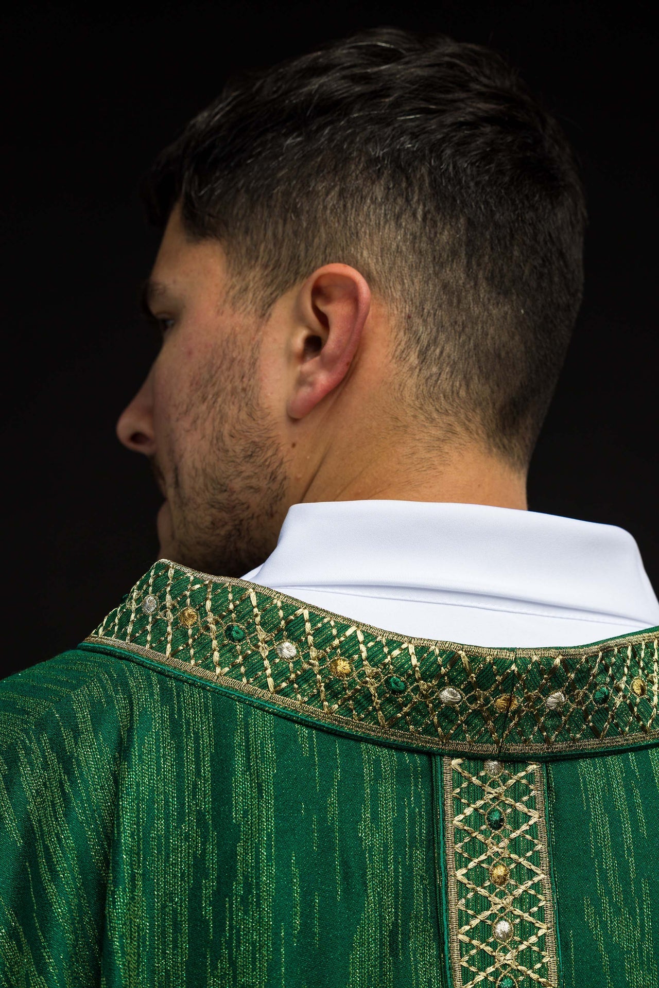 Casulla verde con galón y cuello bordados