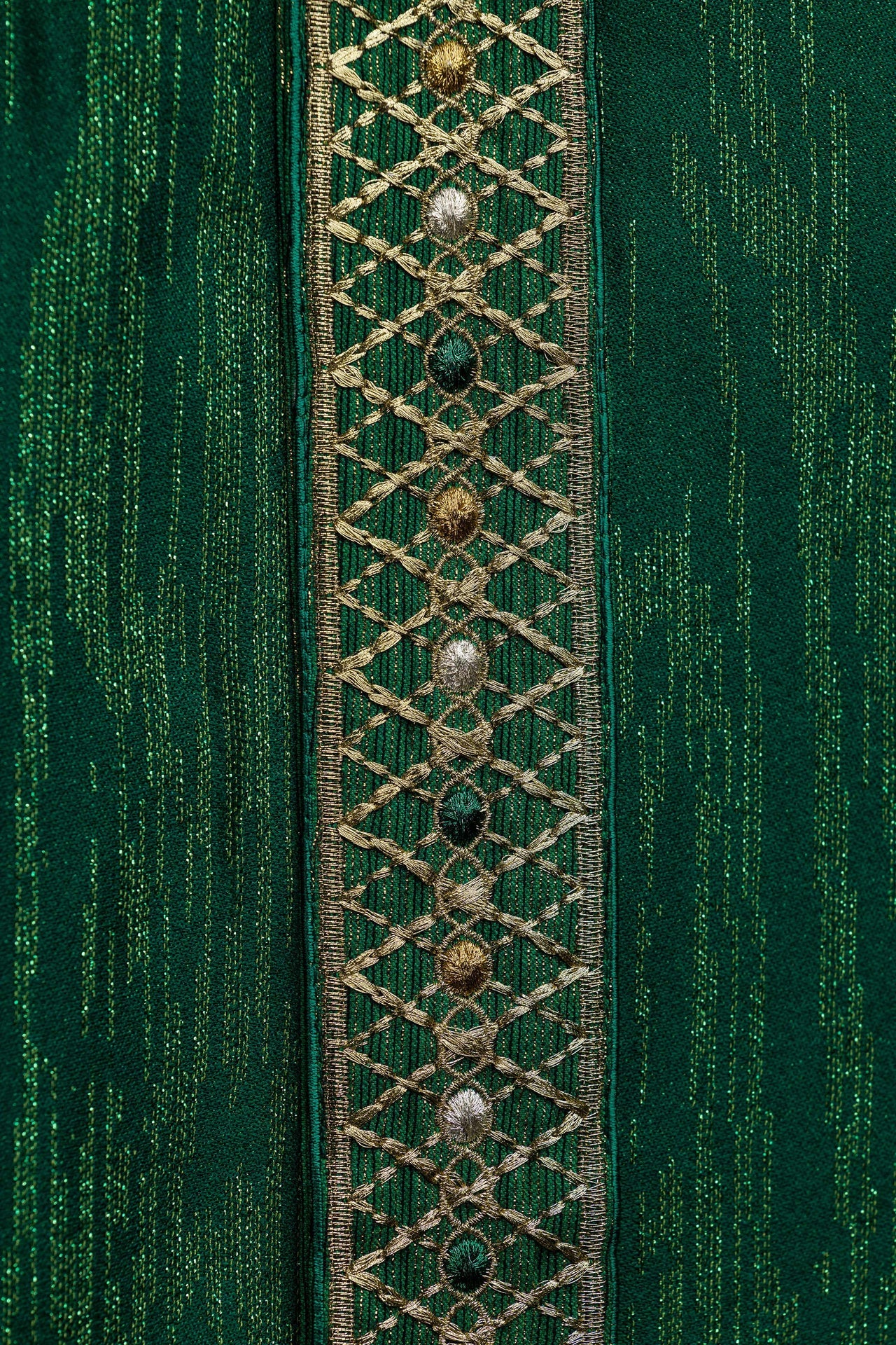 Casulla verde con galón y cuello bordados
