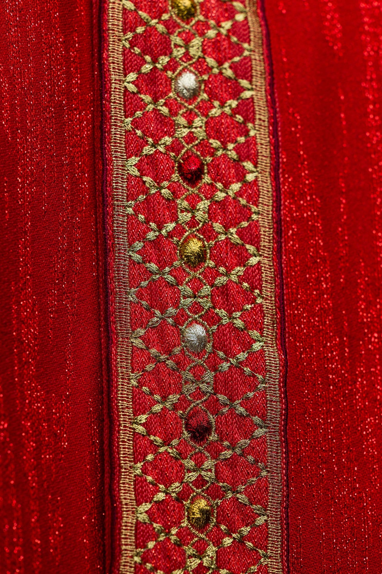 Casulla roja con galón y cuello bordados