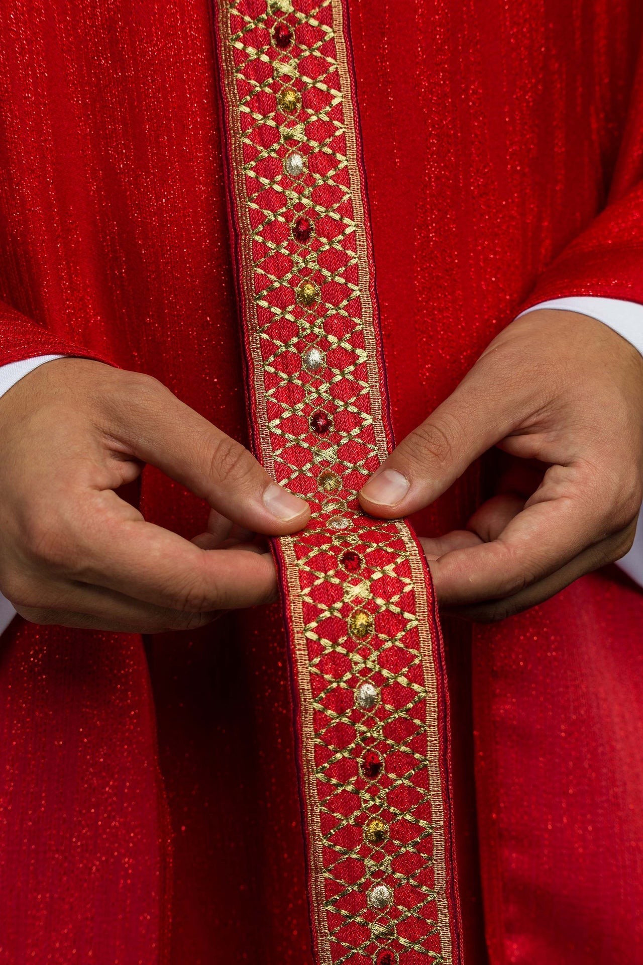 Casulla roja con galón y cuello bordados
