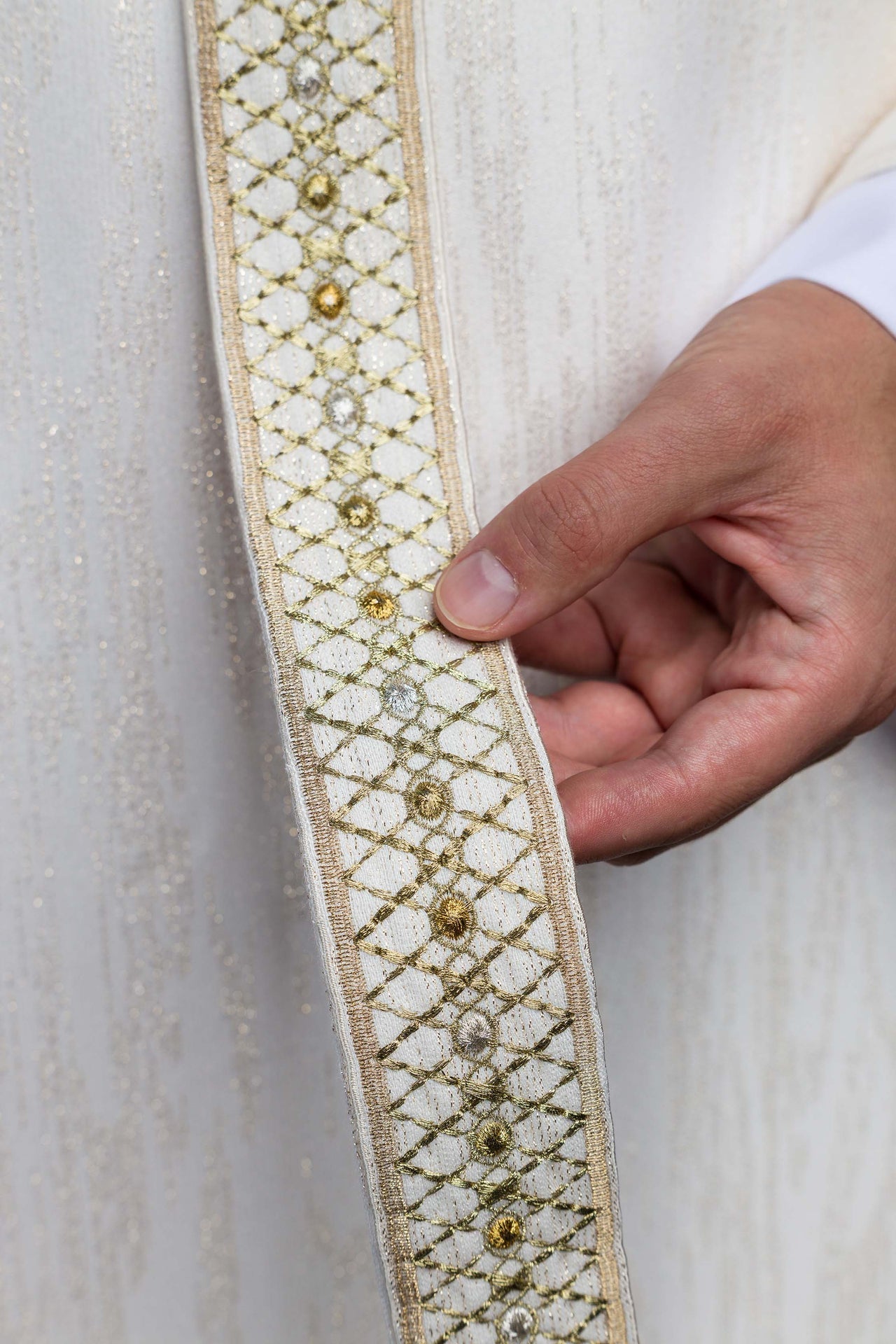 Casulla blanca con galón y cuello bordados