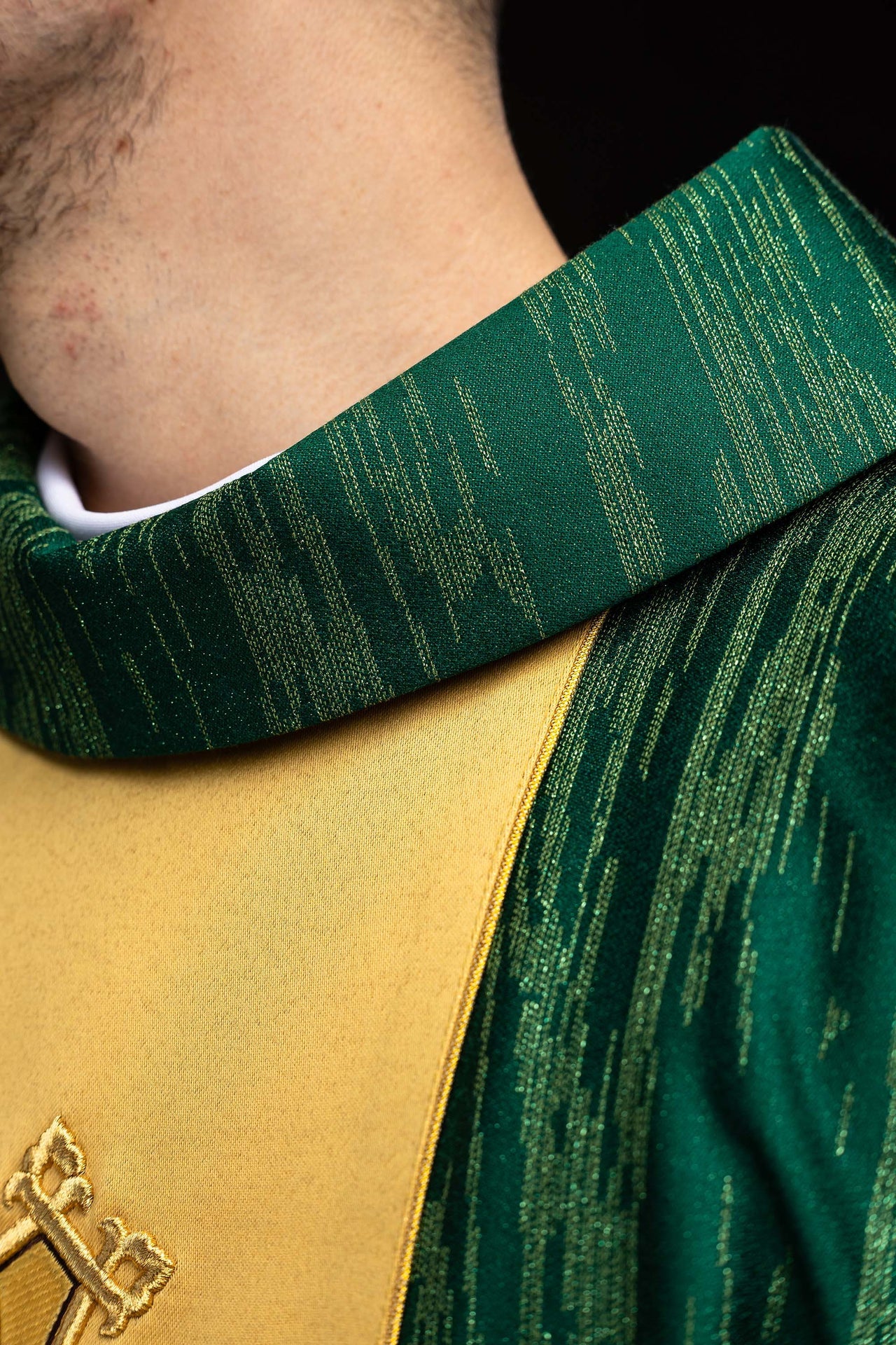 Zielony ornat z haftowanym motywem krzyża z pasem na ozdobnej tkaninie - ORNATY.PL