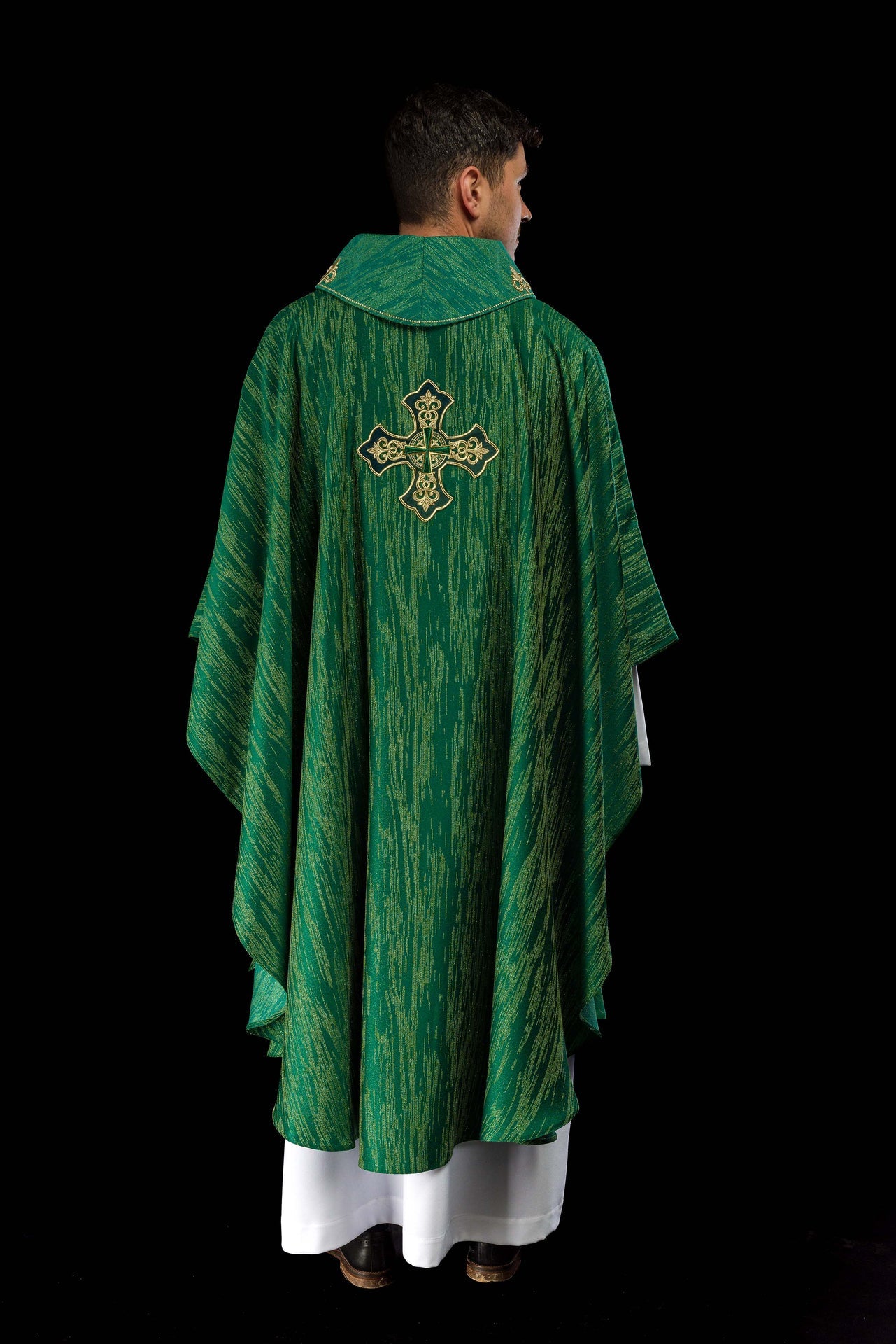Casulla verde con motivo de cruz bordado sobre tela decorativa