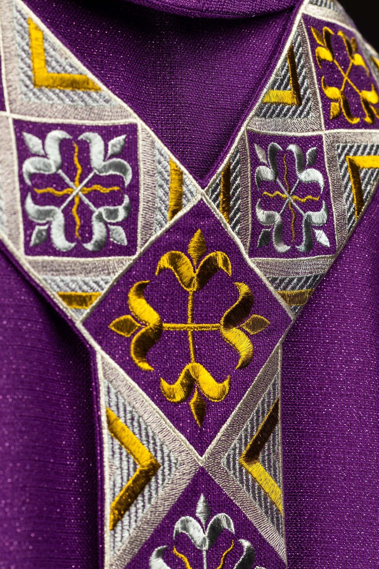 Haftowany pas na ornat w zestawie z ornatem fioletowy - ORNATY.PL