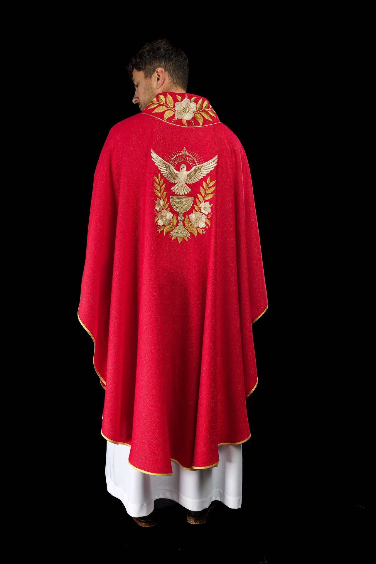 Casulla roja con cuello bordado y símbolo del Espíritu Santo