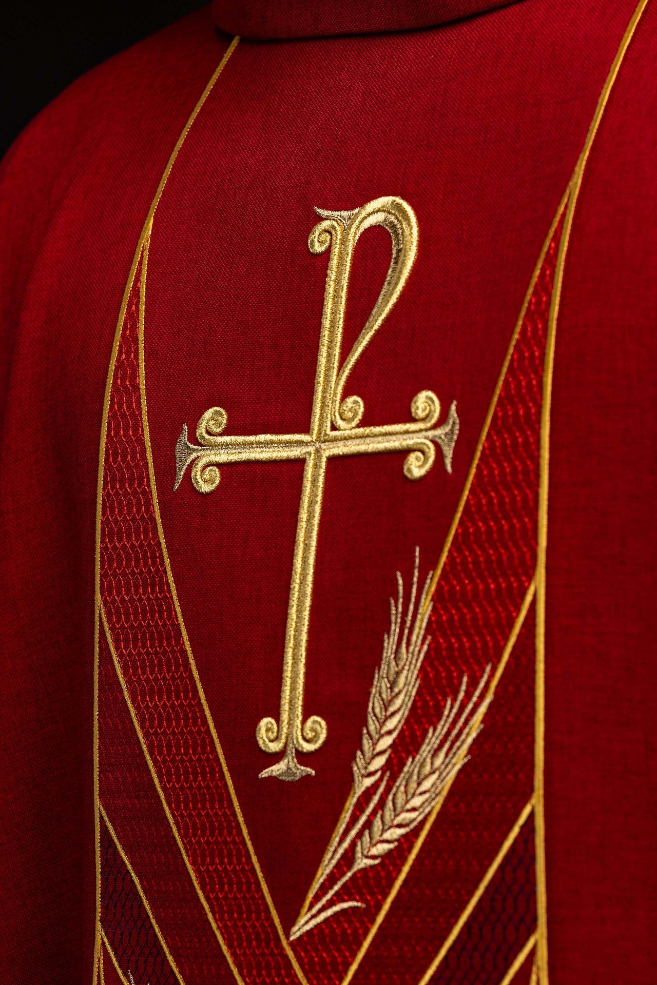 Casulla roja con banda bordada Pax