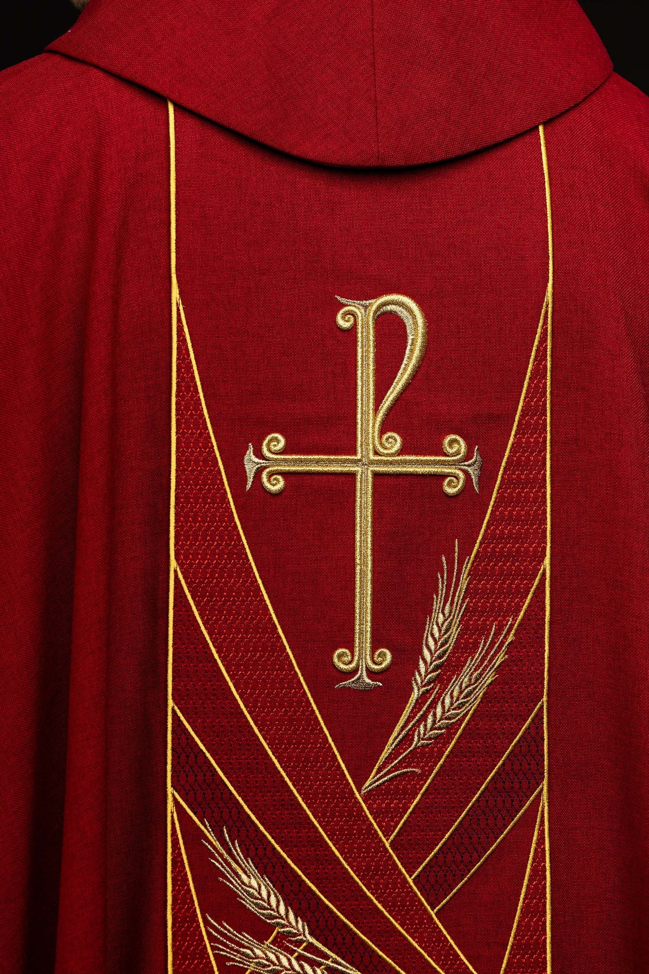 Casulla roja con banda bordada Pax