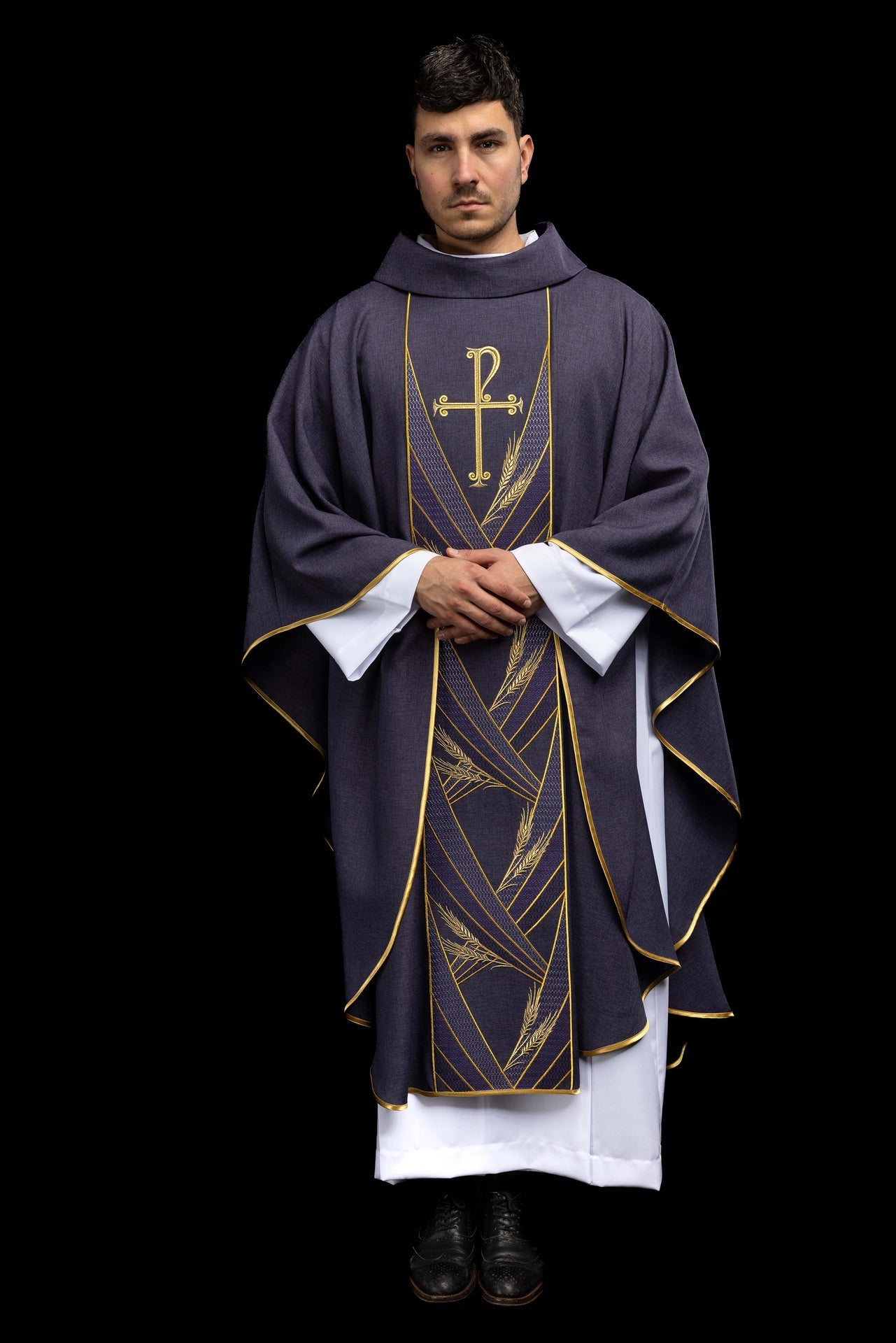 Casulla morada con banda bordada Pax