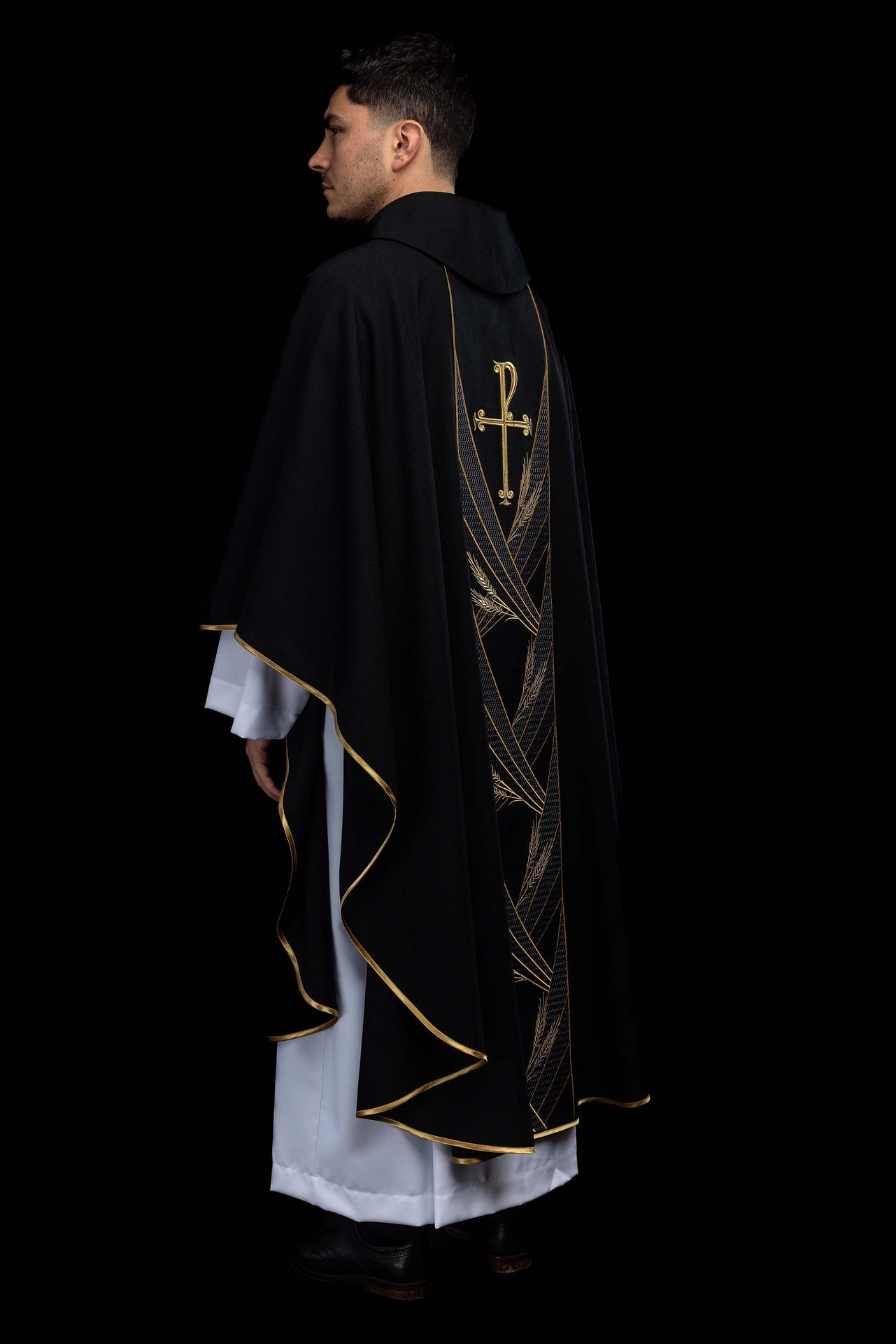 Ornat w kolorze czarnym z haftowanym pasem Pax