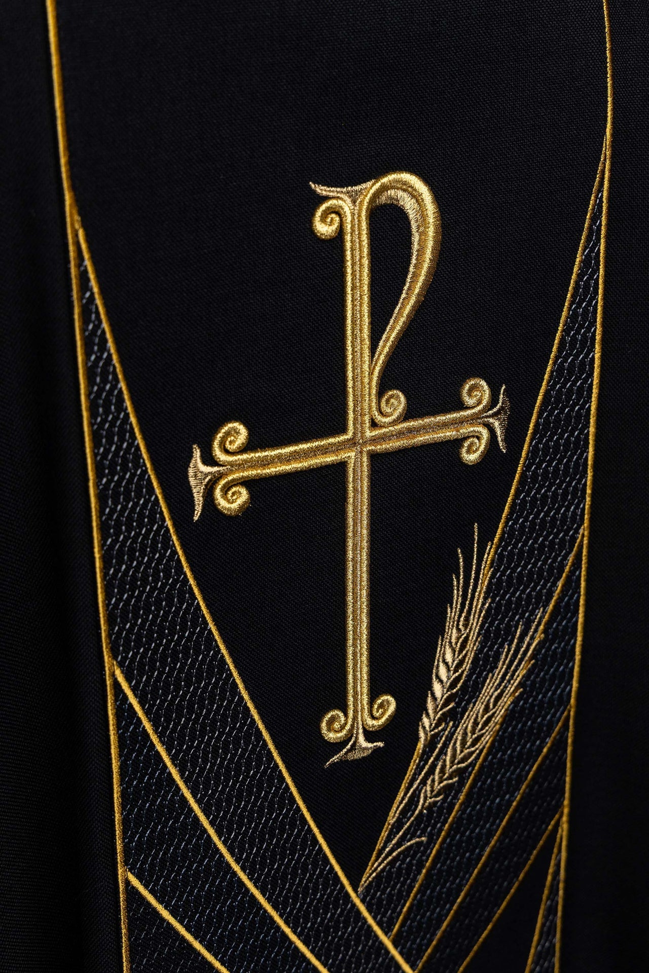 Ornat w kolorze czarnym z haftowanym pasem Pax