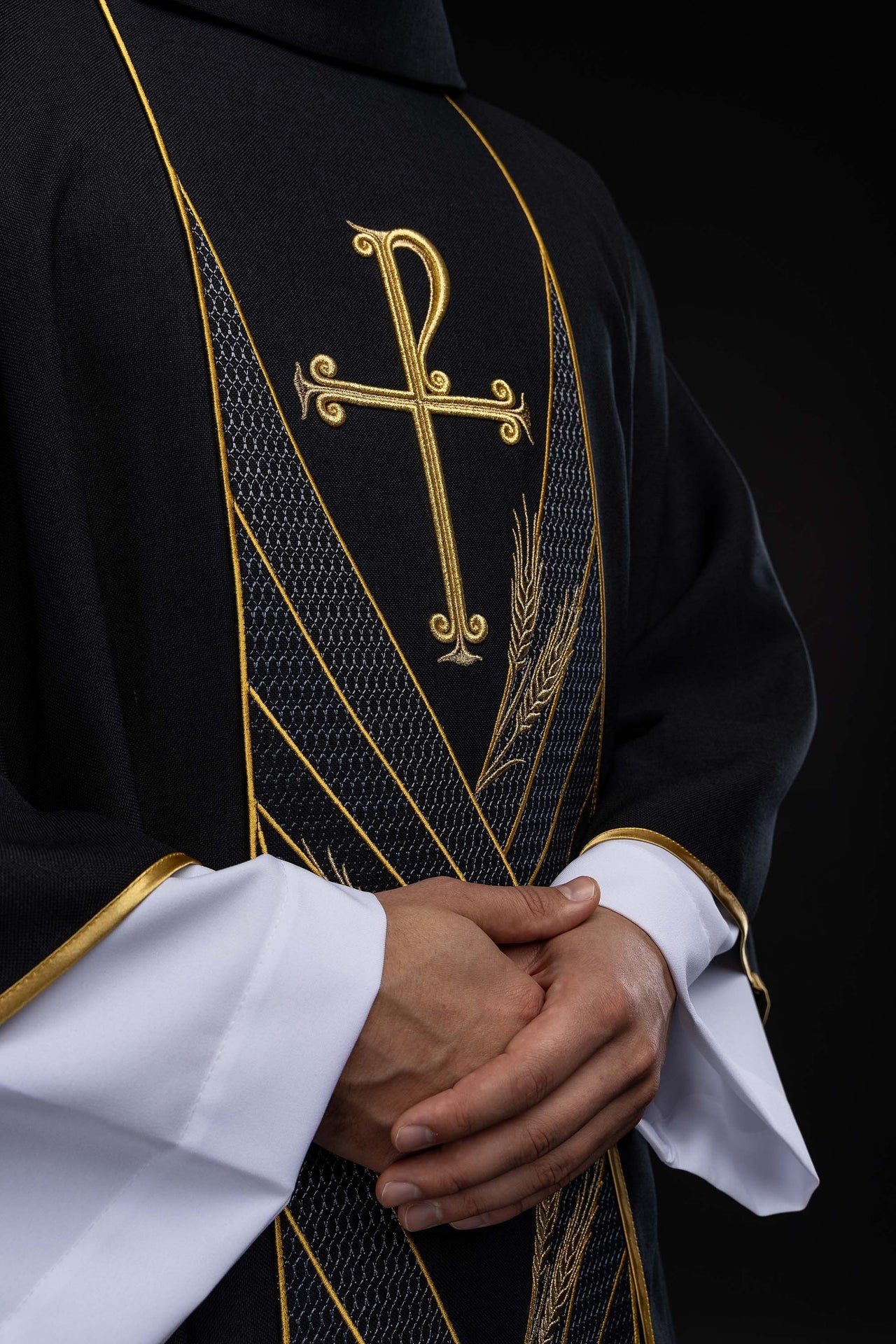 Ornat w kolorze czarnym z haftowanym pasem Pax