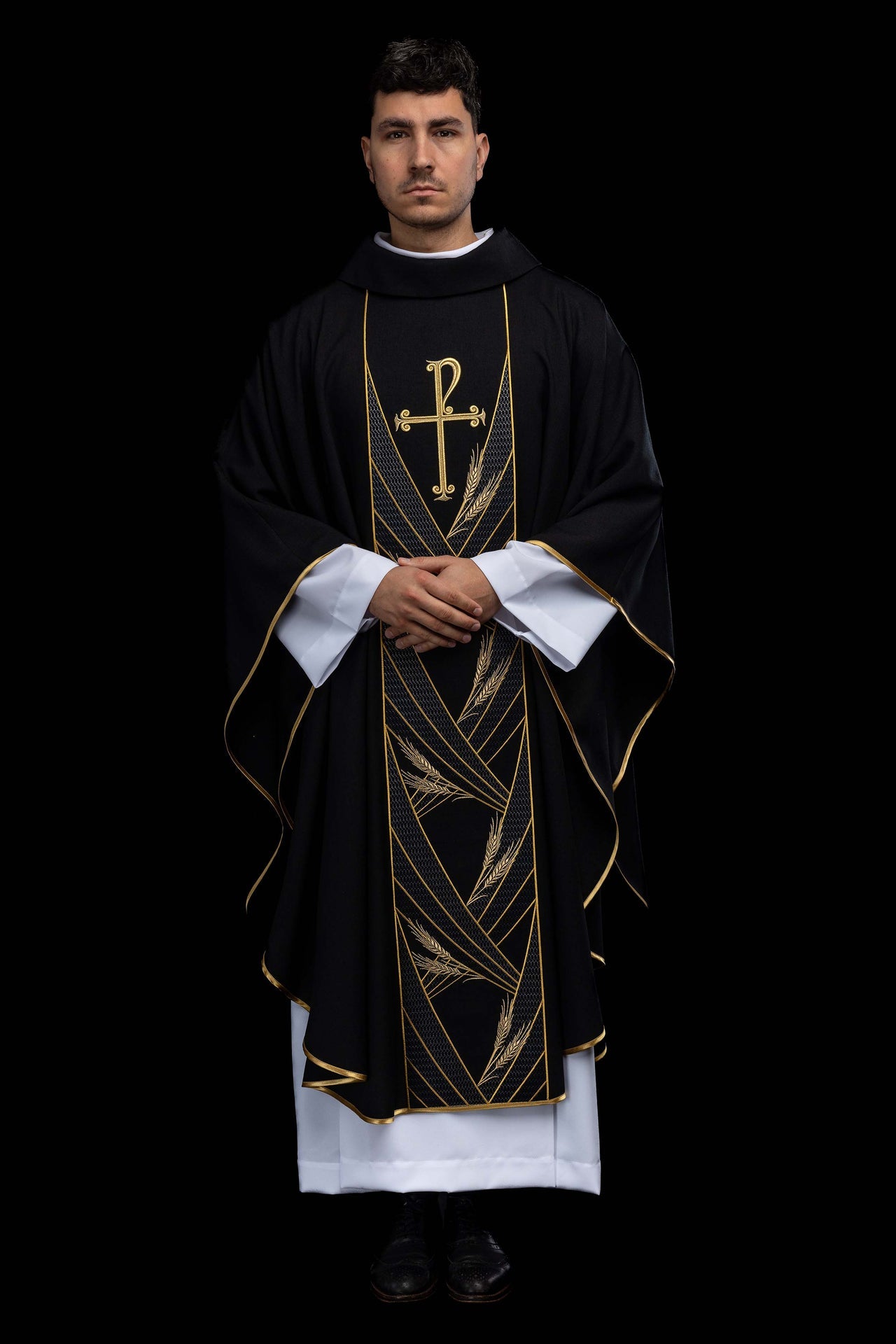 Ornat w kolorze czarnym z haftowanym pasem Pax