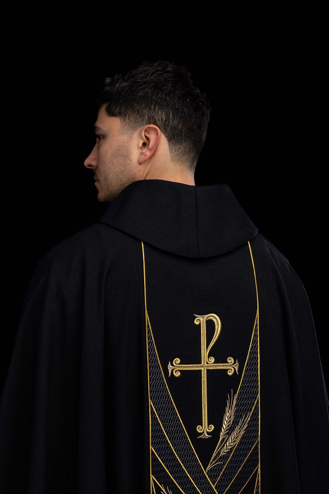 Ornat w kolorze czarnym z haftowanym pasem Pax