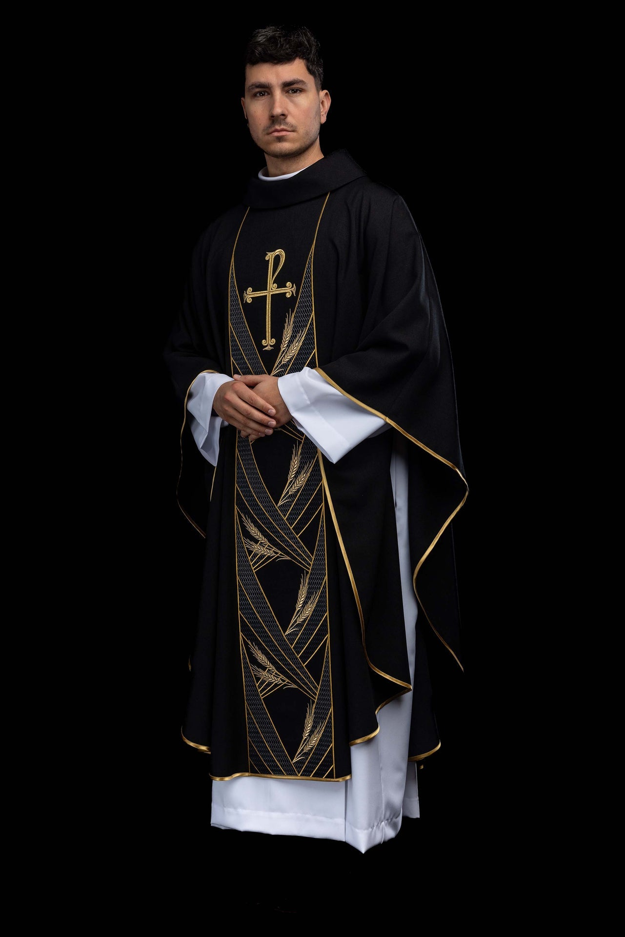 Ornat w kolorze czarnym z haftowanym pasem Pax