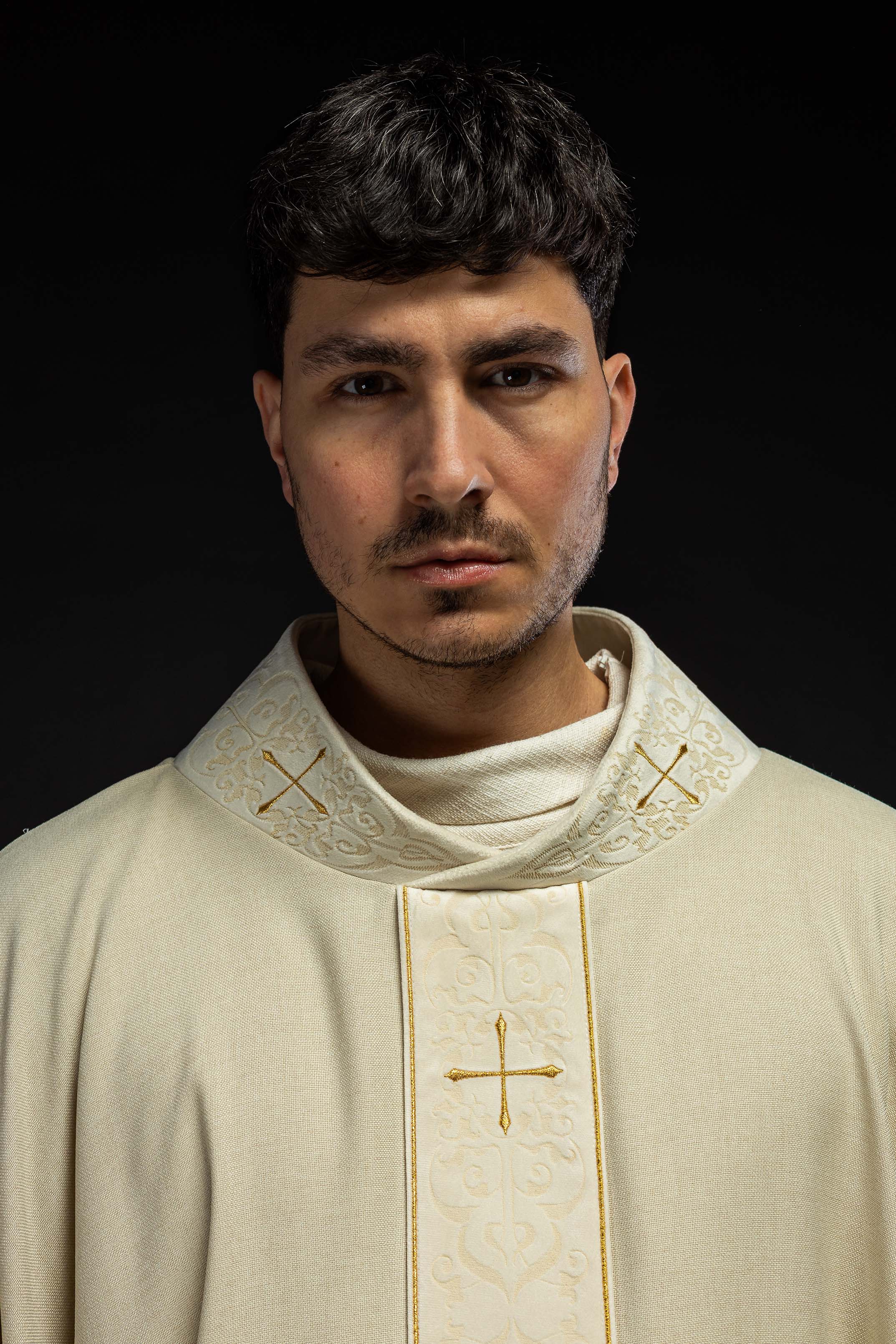 Casula crua com faixa e gola bordadas com cruzes