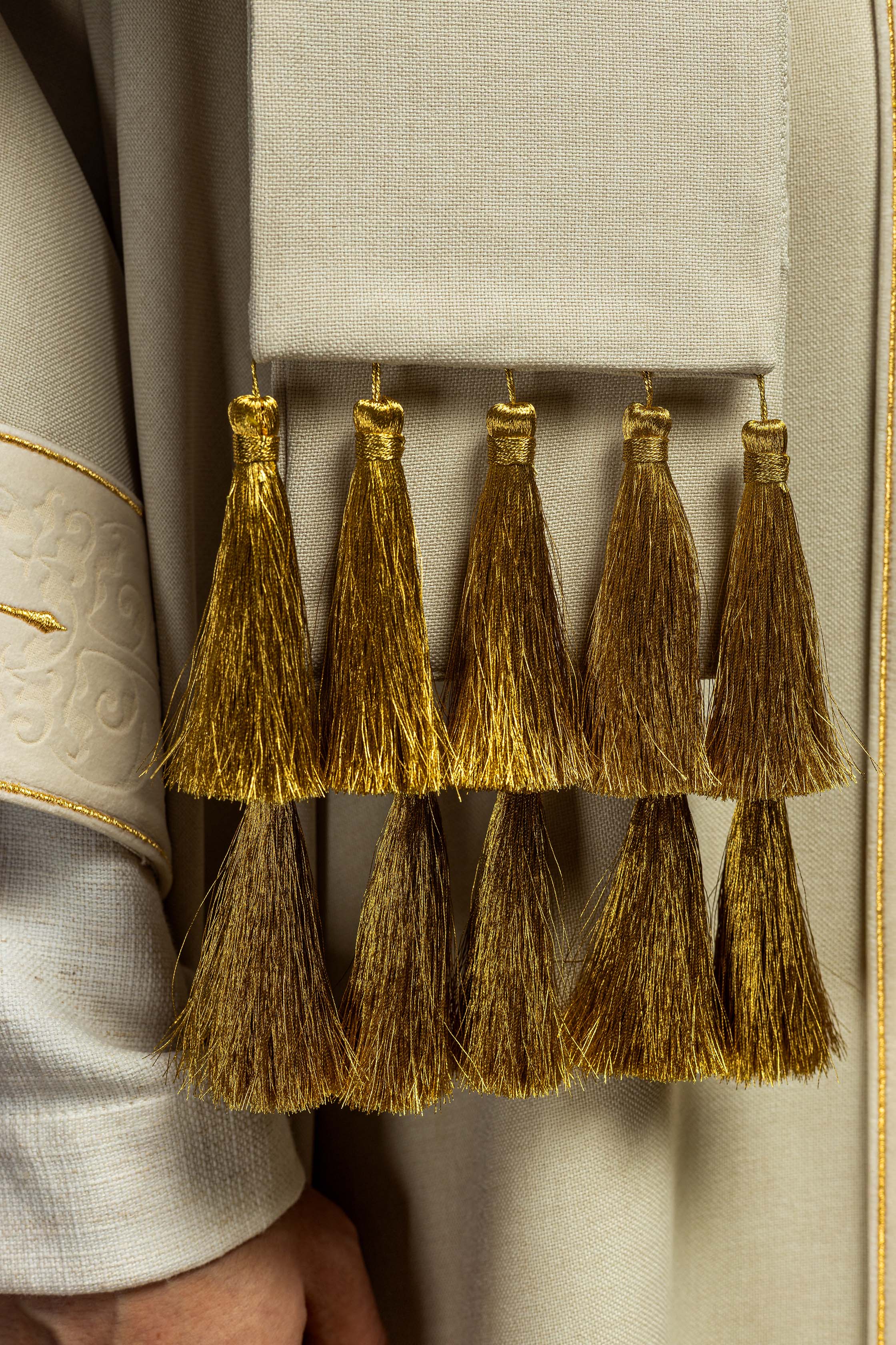 Casula crua com faixa e gola bordadas com cruzes